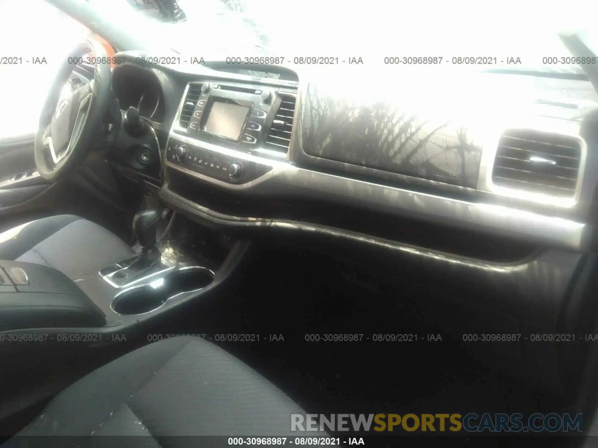 5 Photograph of a damaged car 5TDZARFH5KS053363 TOYOTA HIGHLANDER 2019