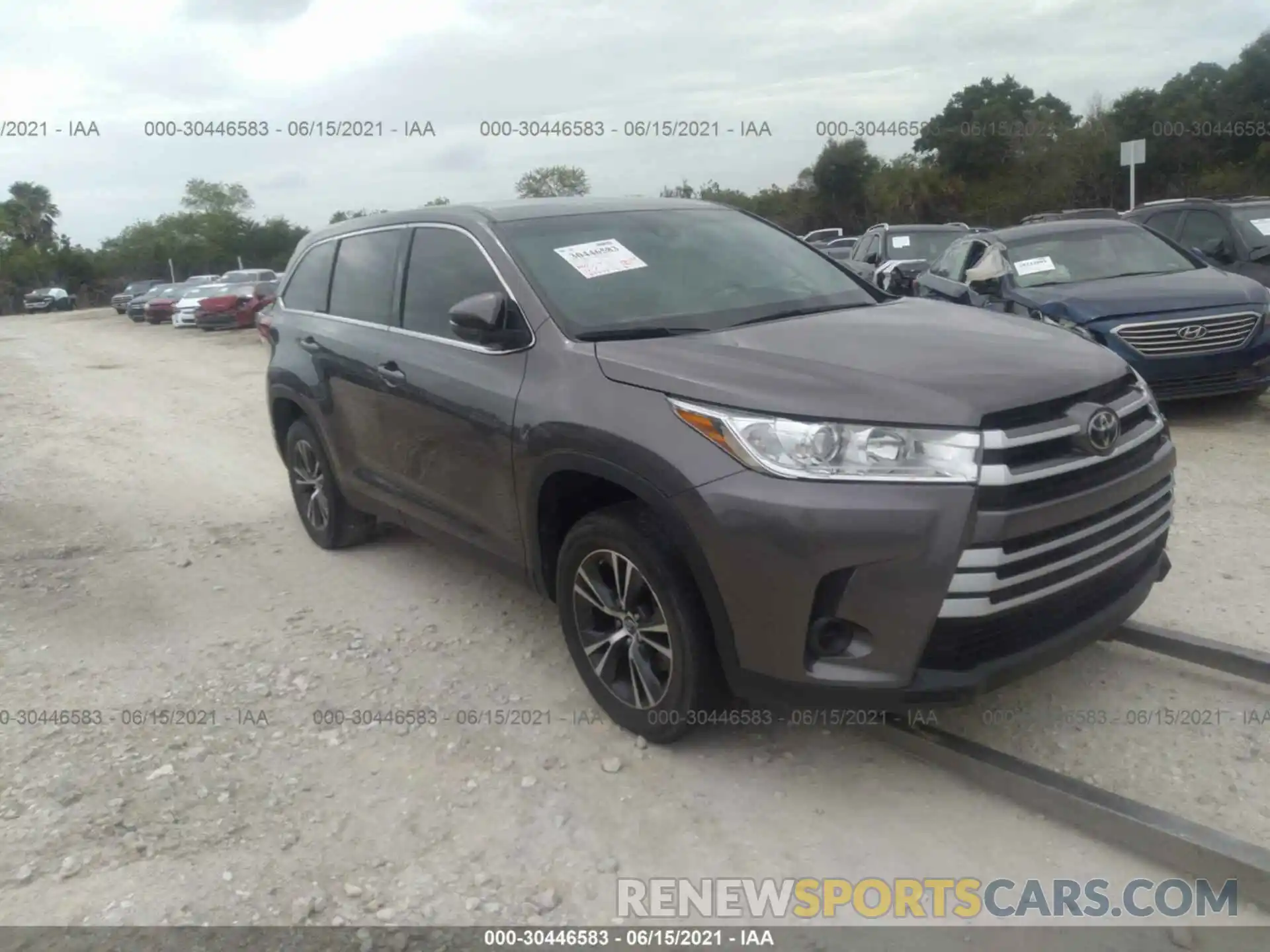 1 Photograph of a damaged car 5TDZARFH5KS059342 TOYOTA HIGHLANDER 2019