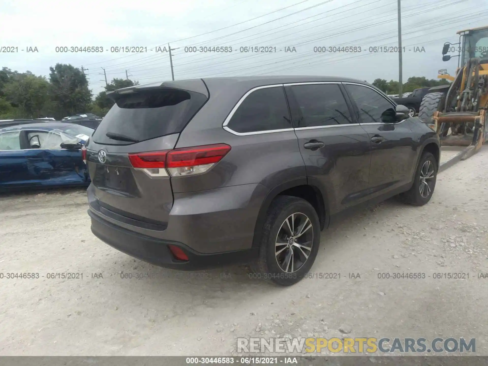 4 Photograph of a damaged car 5TDZARFH5KS059342 TOYOTA HIGHLANDER 2019