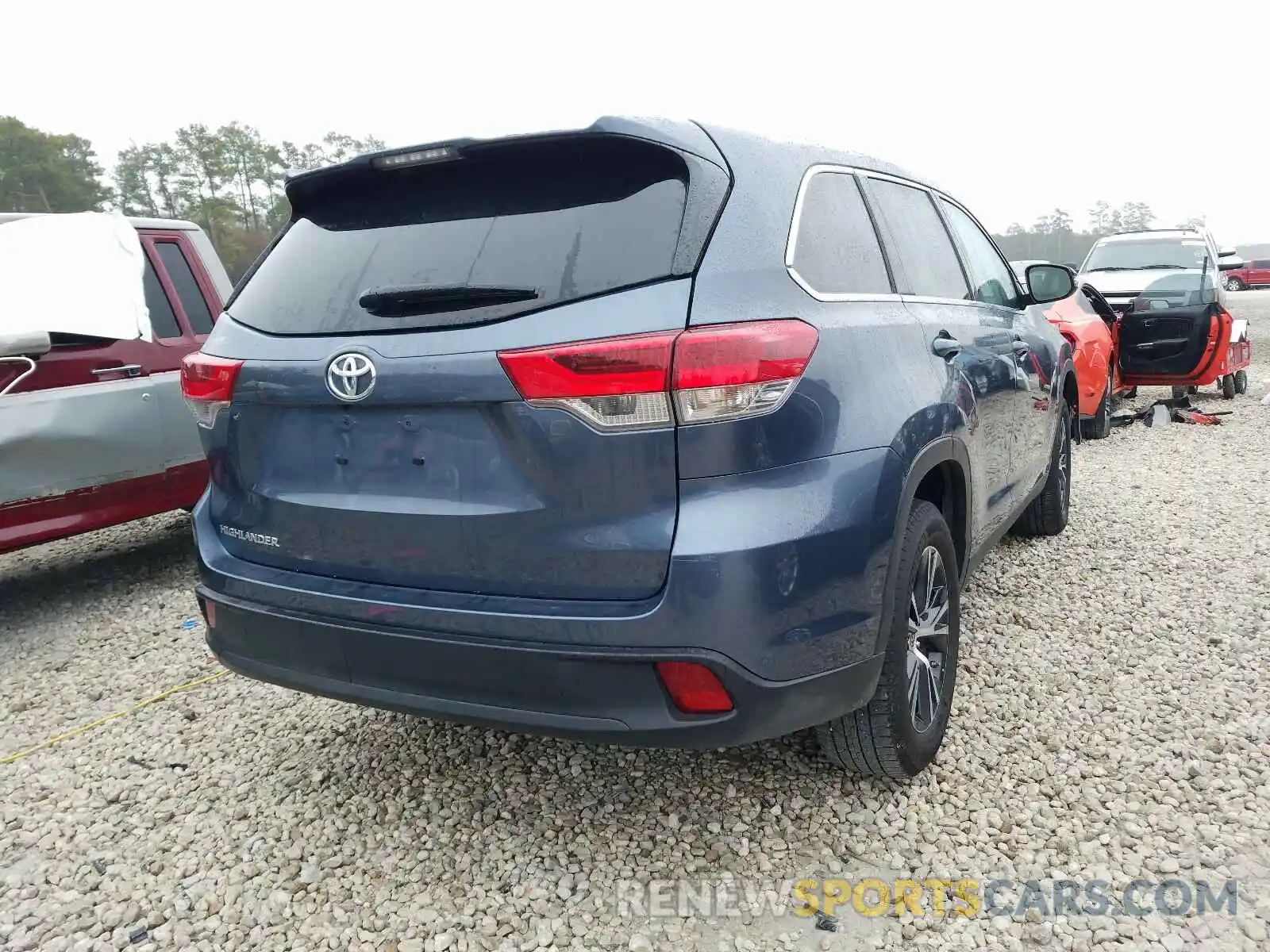 4 Photograph of a damaged car 5TDZARFH5KS060247 TOYOTA HIGHLANDER 2019