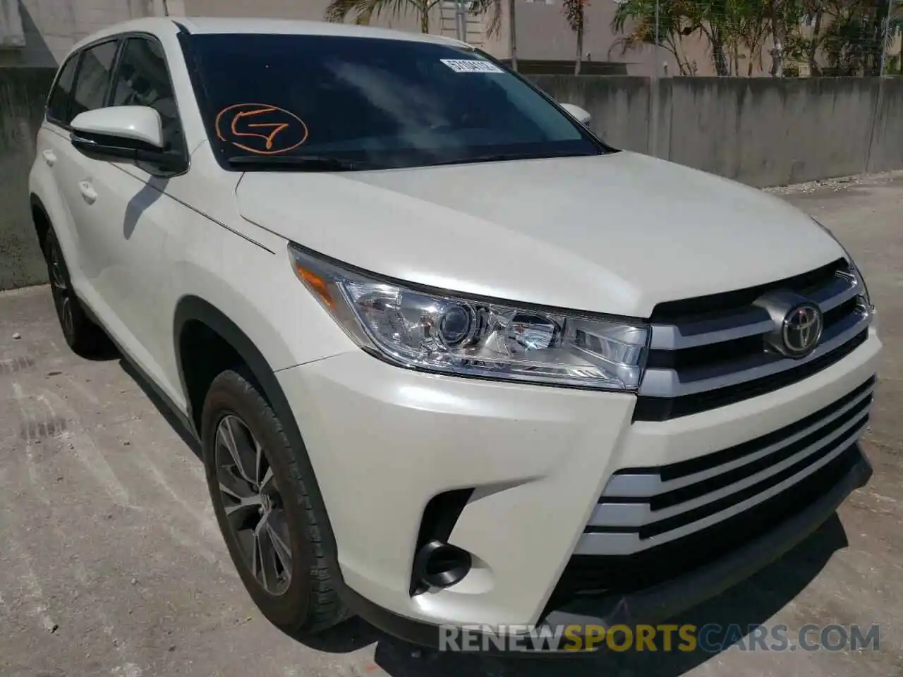 1 Photograph of a damaged car 5TDZARFH5KS060698 TOYOTA HIGHLANDER 2019