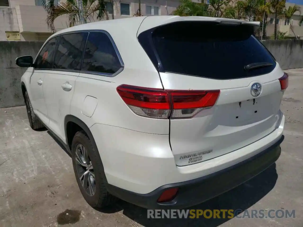 3 Photograph of a damaged car 5TDZARFH5KS060698 TOYOTA HIGHLANDER 2019