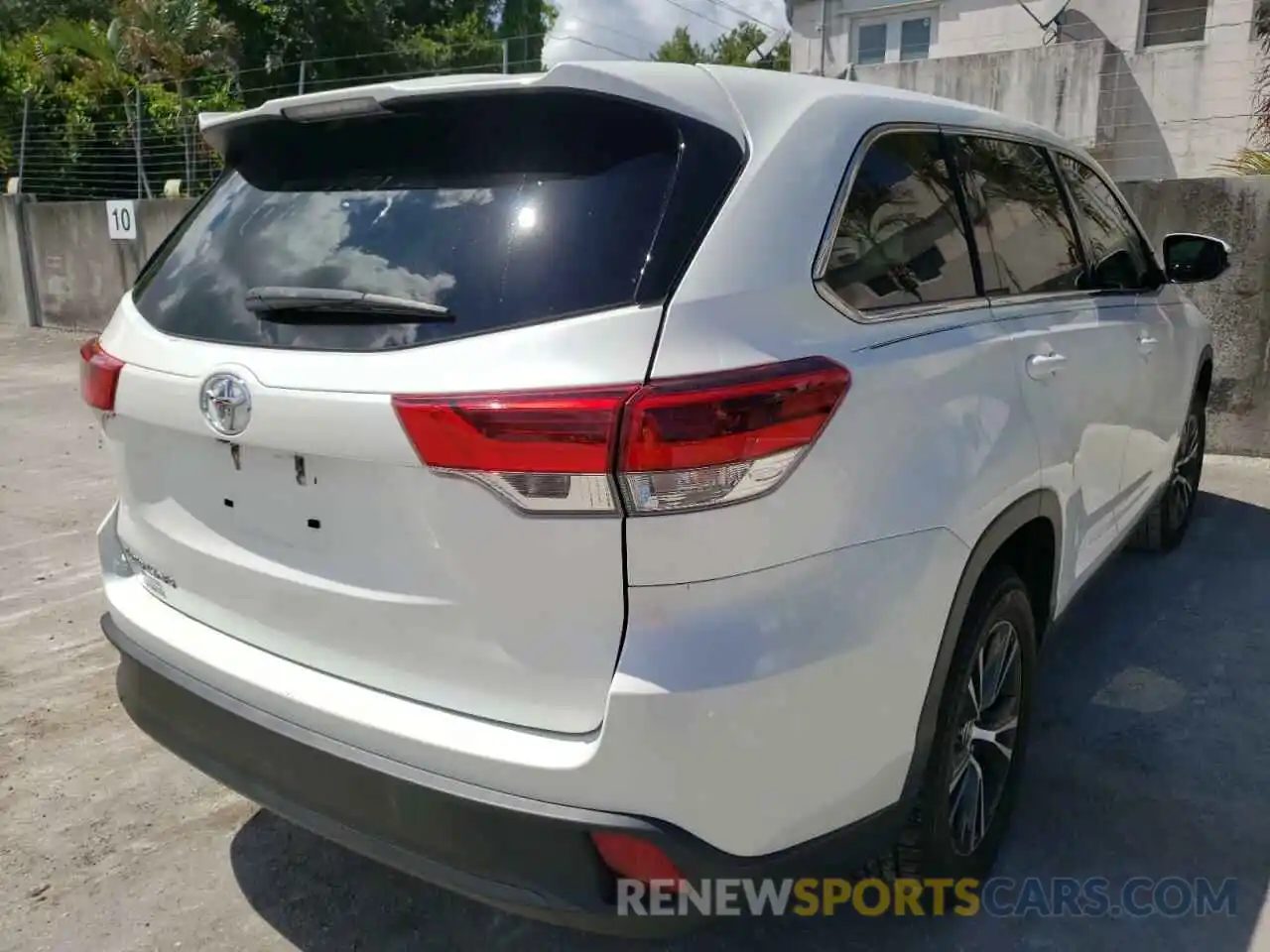 4 Photograph of a damaged car 5TDZARFH5KS060698 TOYOTA HIGHLANDER 2019