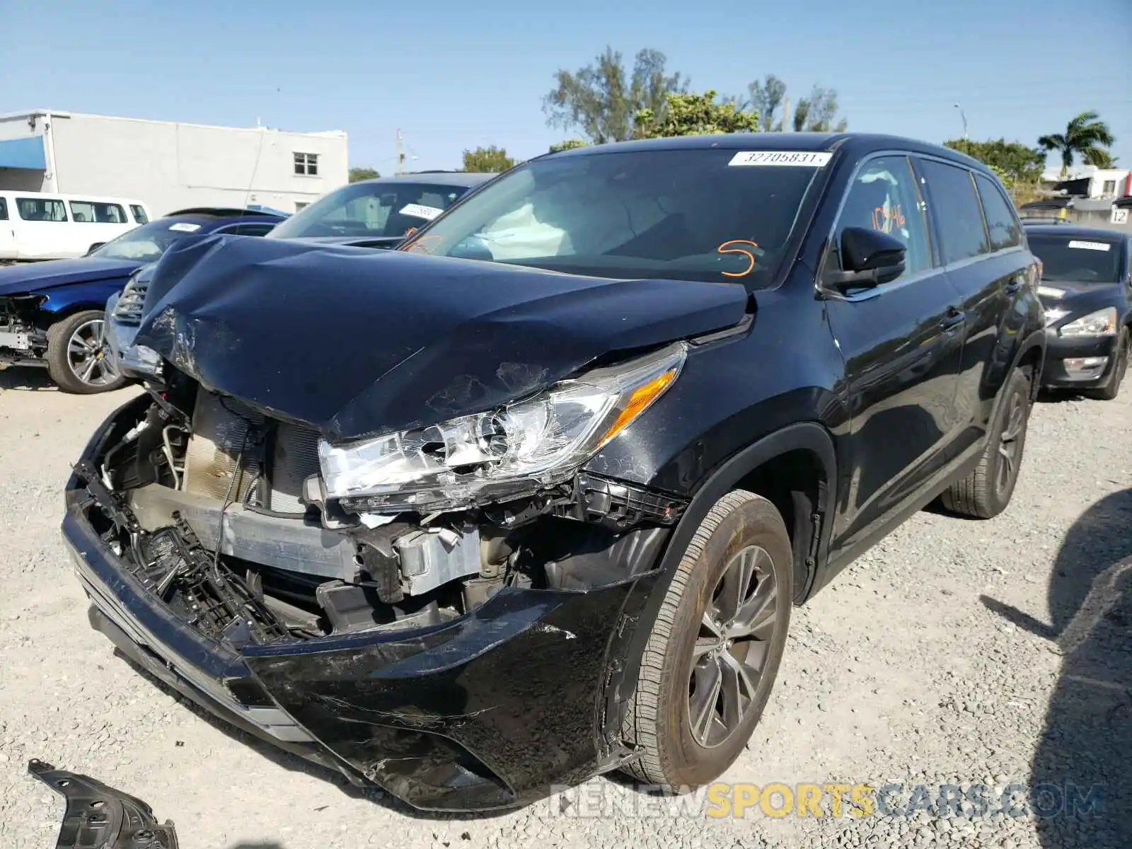 2 Photograph of a damaged car 5TDZARFH5KS060815 TOYOTA HIGHLANDER 2019