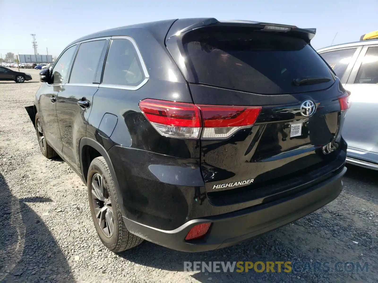 3 Photograph of a damaged car 5TDZARFH5KS060815 TOYOTA HIGHLANDER 2019