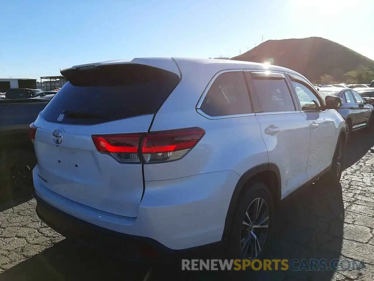 4 Photograph of a damaged car 5TDZARFH5KS061222 TOYOTA HIGHLANDER 2019