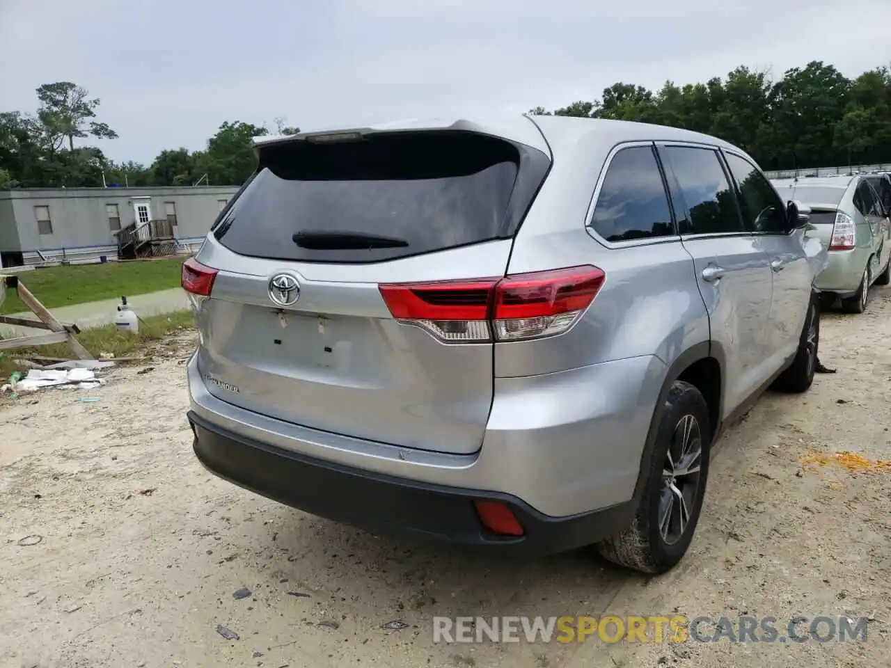 4 Photograph of a damaged car 5TDZARFH5KS061236 TOYOTA HIGHLANDER 2019