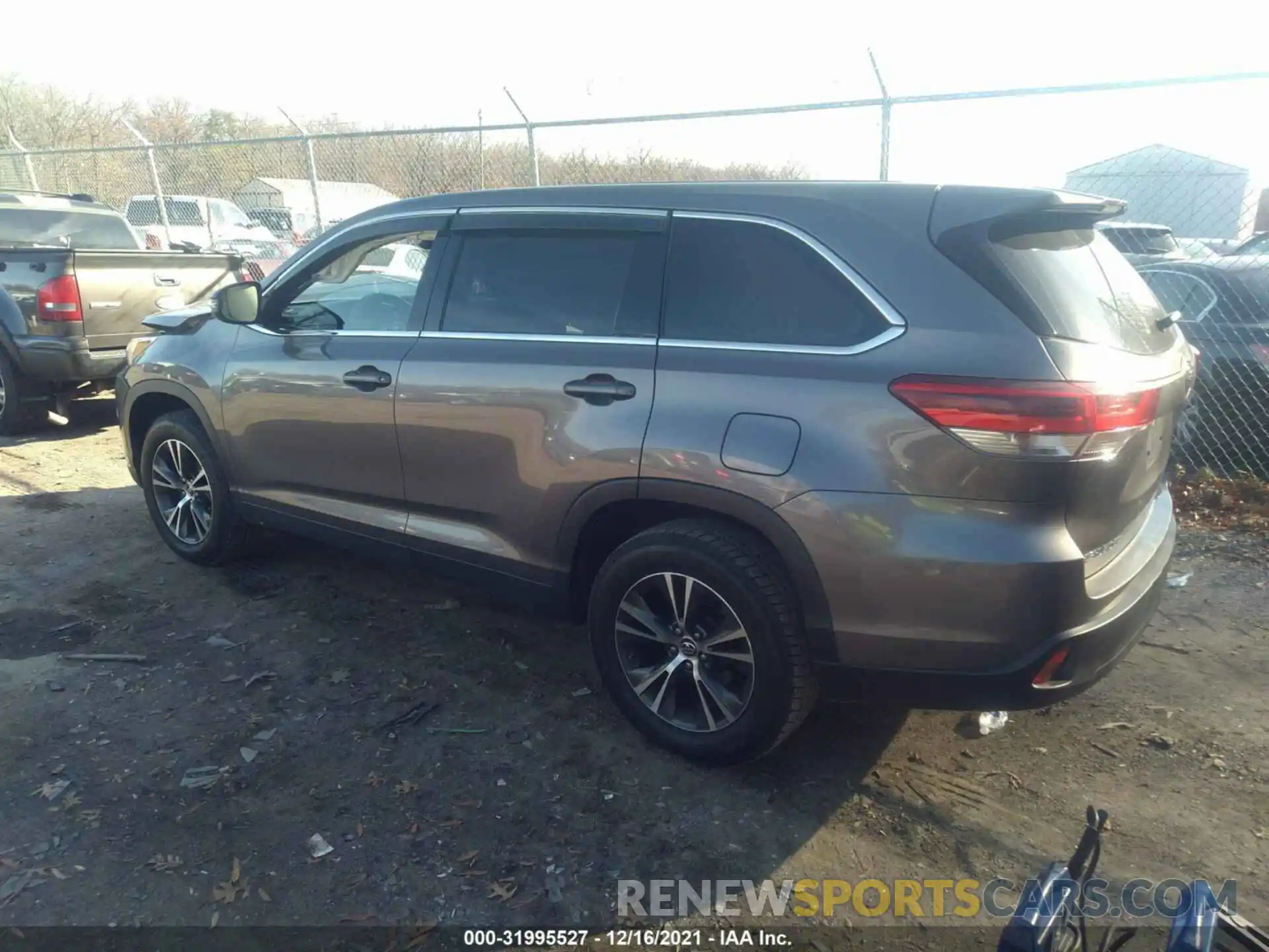 3 Photograph of a damaged car 5TDZARFH6KS042081 TOYOTA HIGHLANDER 2019