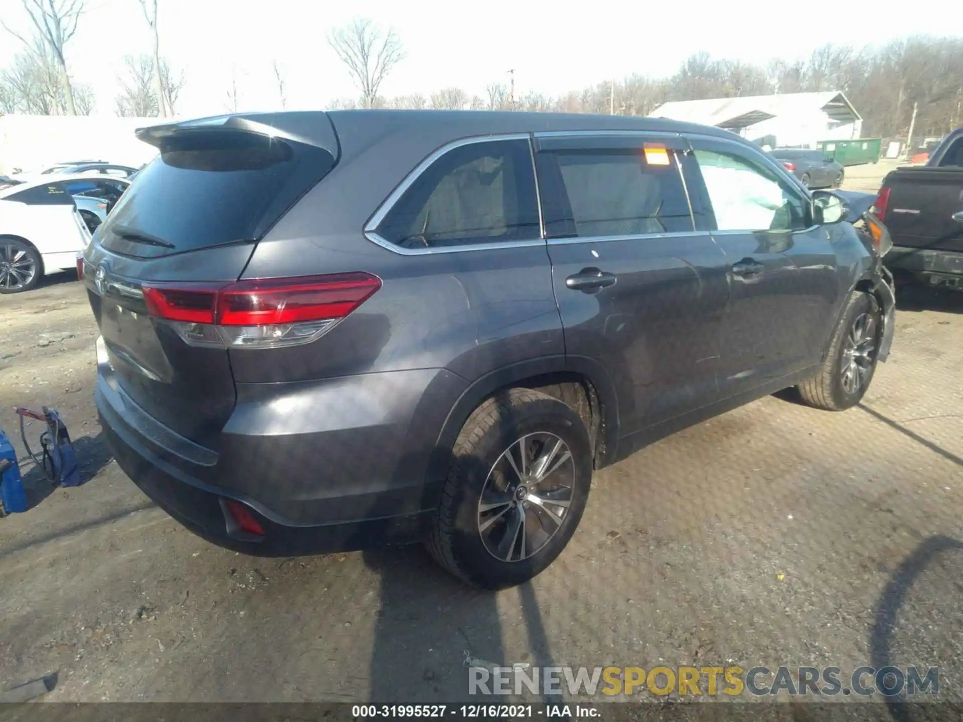 4 Photograph of a damaged car 5TDZARFH6KS042081 TOYOTA HIGHLANDER 2019