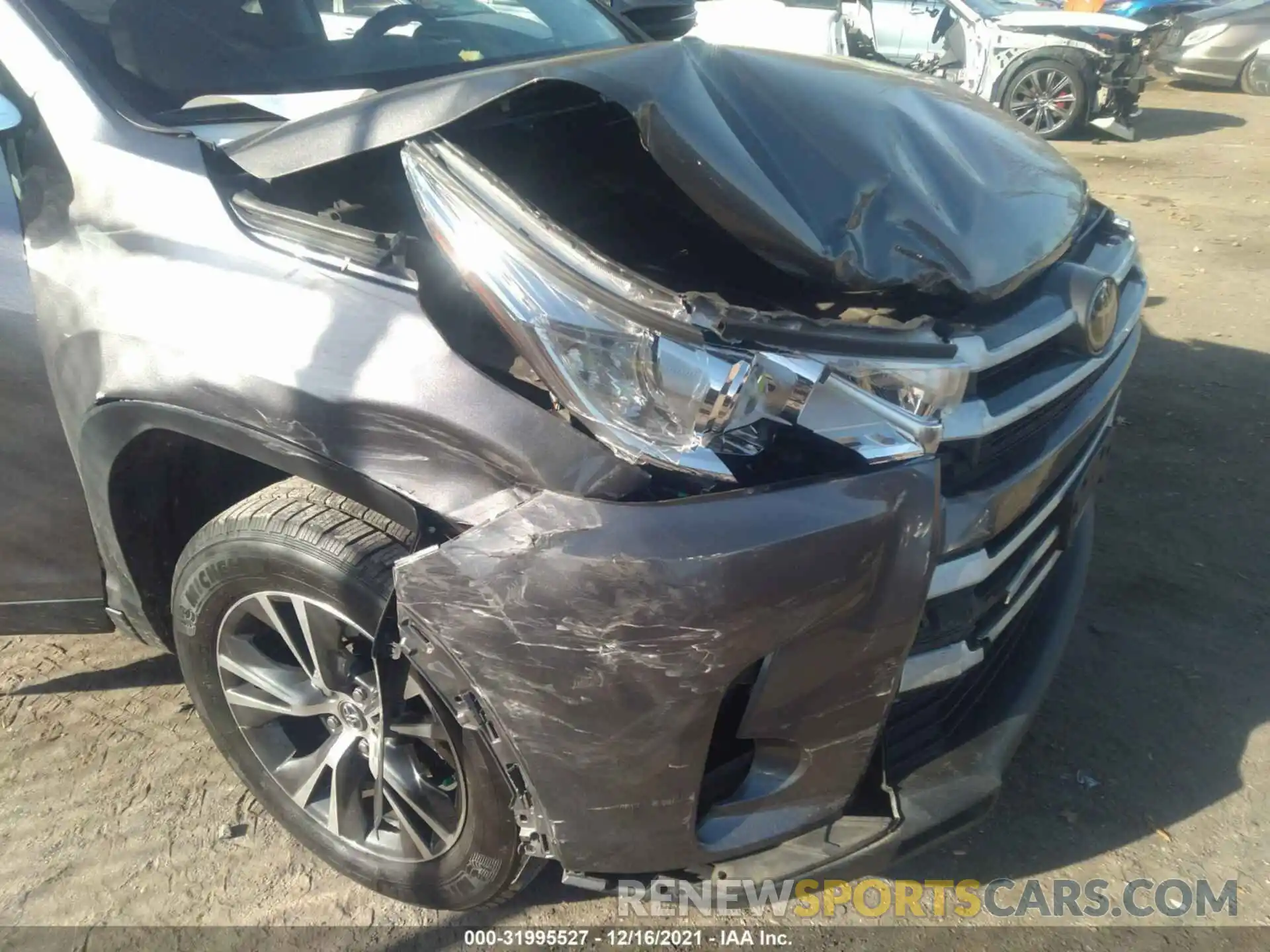 6 Photograph of a damaged car 5TDZARFH6KS042081 TOYOTA HIGHLANDER 2019