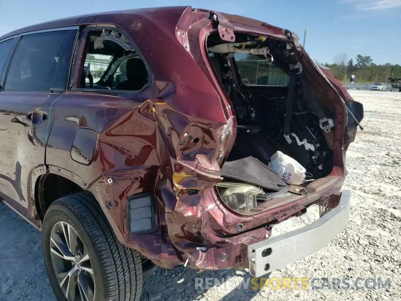 9 Photograph of a damaged car 5TDZARFH6KS042128 TOYOTA HIGHLANDER 2019