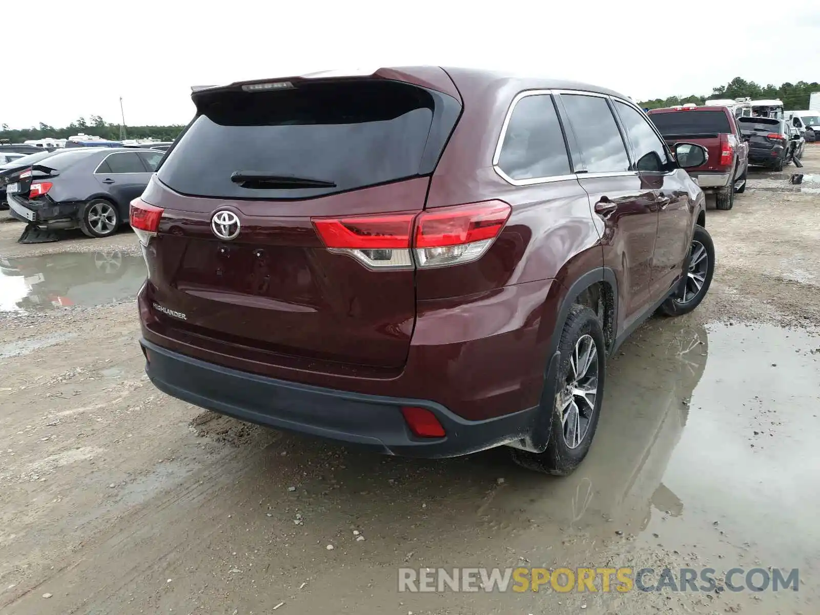 4 Photograph of a damaged car 5TDZARFH6KS042145 TOYOTA HIGHLANDER 2019