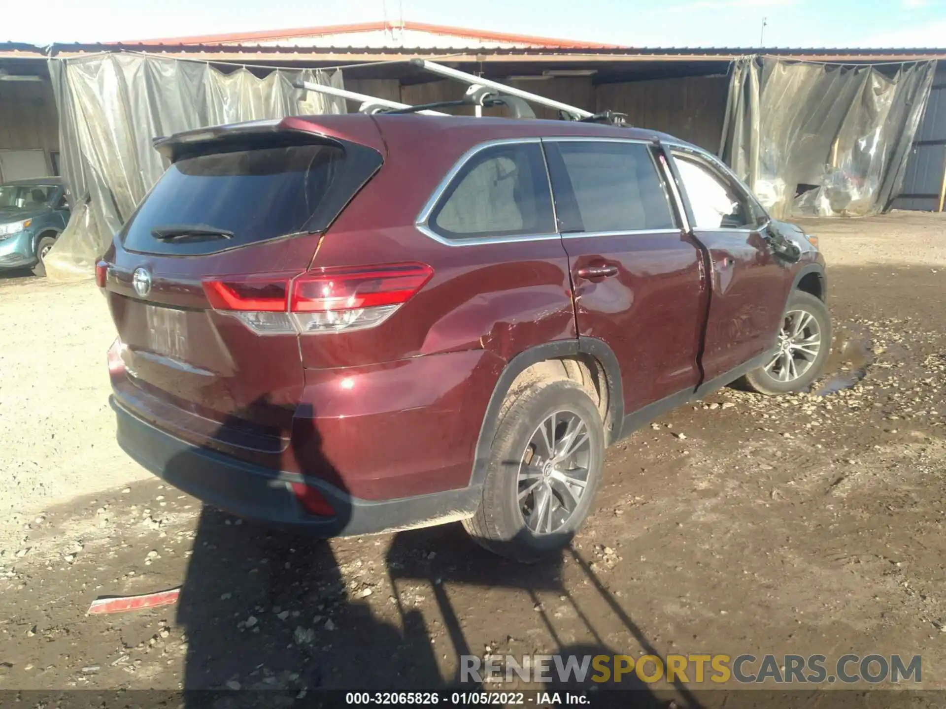 4 Photograph of a damaged car 5TDZARFH6KS042355 TOYOTA HIGHLANDER 2019