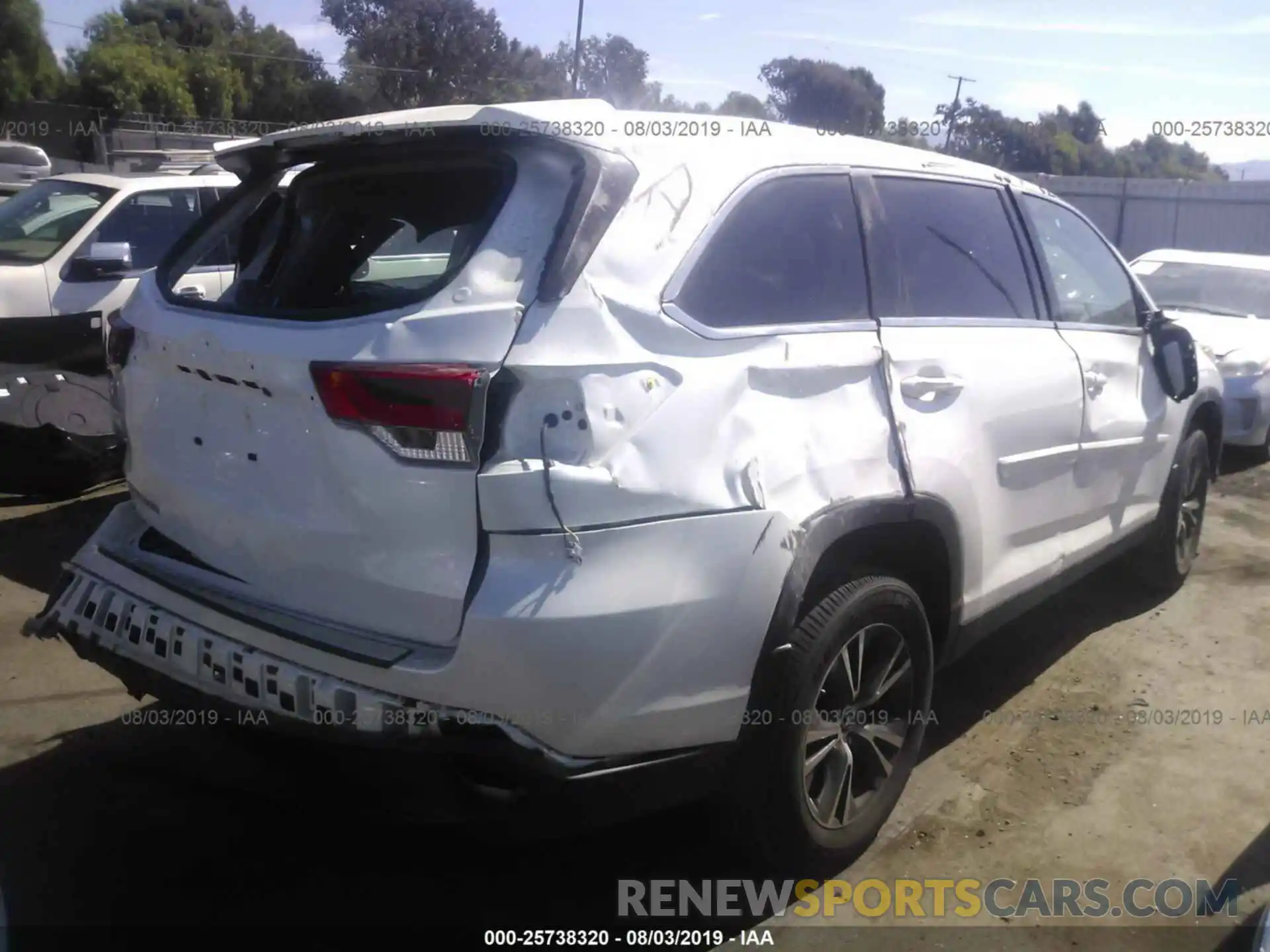 4 Photograph of a damaged car 5TDZARFH6KS043487 TOYOTA HIGHLANDER 2019