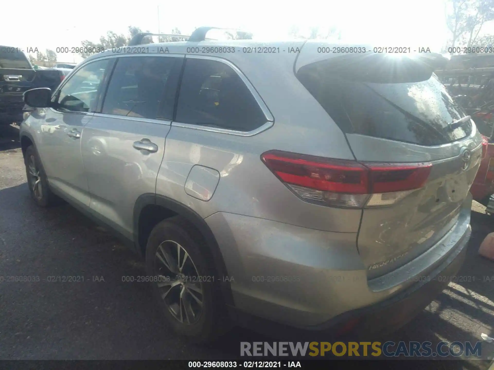 3 Photograph of a damaged car 5TDZARFH6KS043943 TOYOTA HIGHLANDER 2019