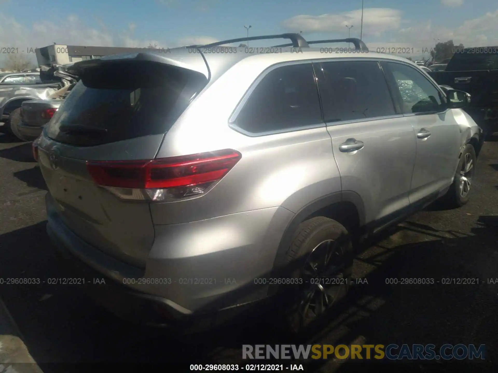 4 Photograph of a damaged car 5TDZARFH6KS043943 TOYOTA HIGHLANDER 2019