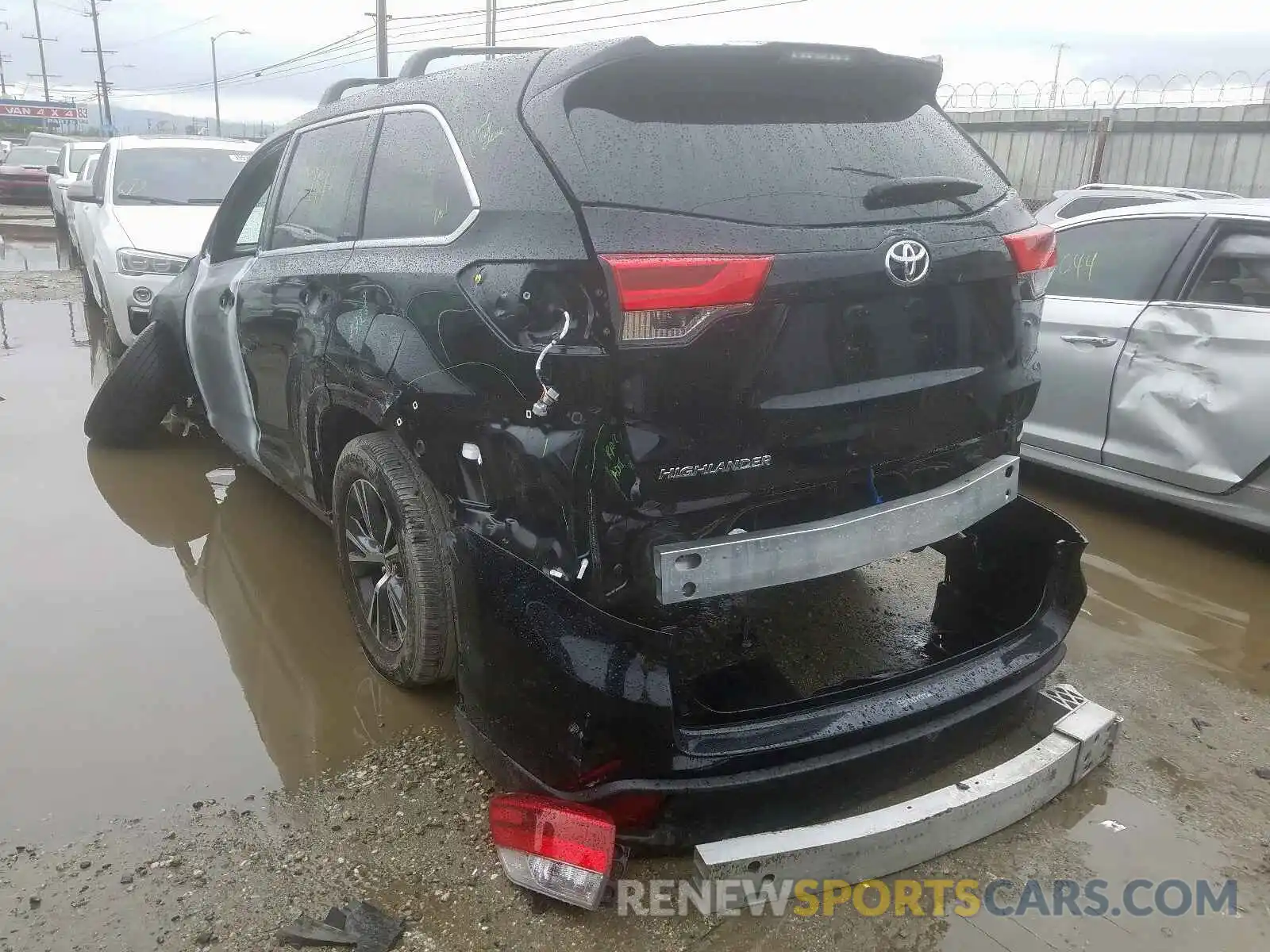 3 Photograph of a damaged car 5TDZARFH6KS043960 TOYOTA HIGHLANDER 2019