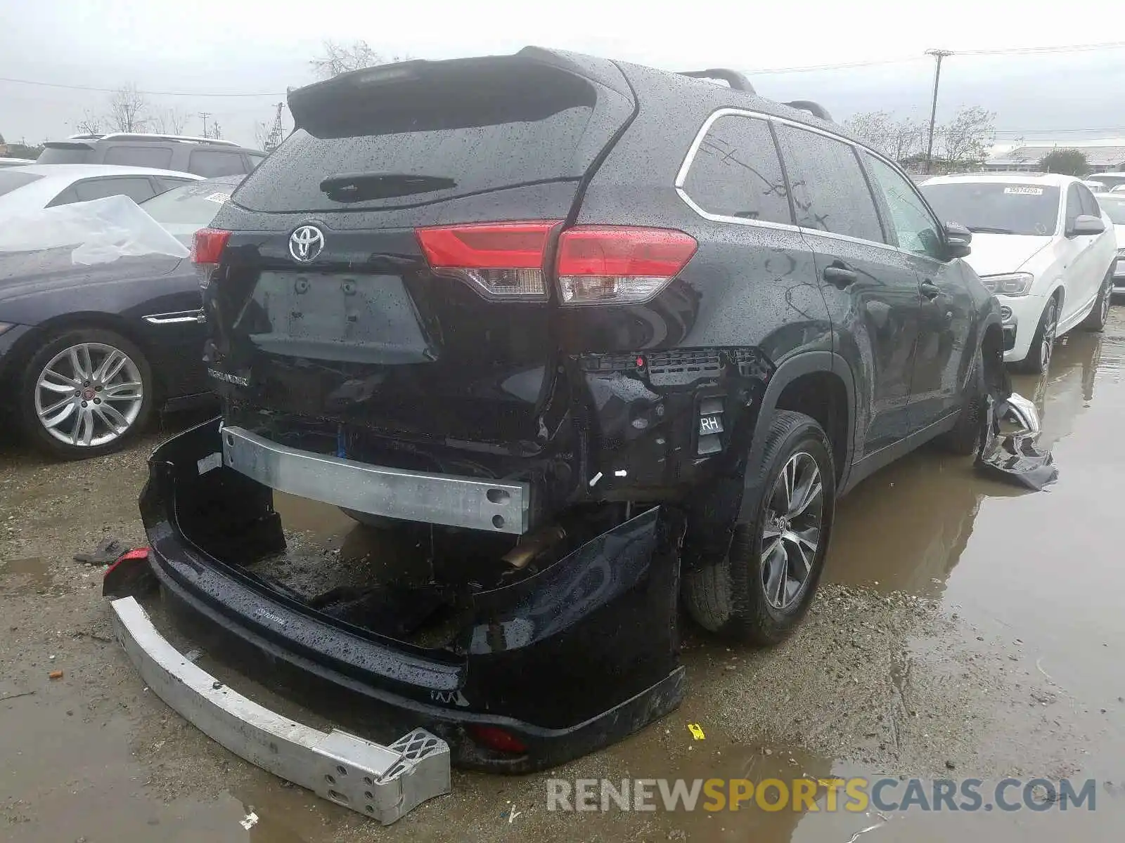 4 Photograph of a damaged car 5TDZARFH6KS043960 TOYOTA HIGHLANDER 2019