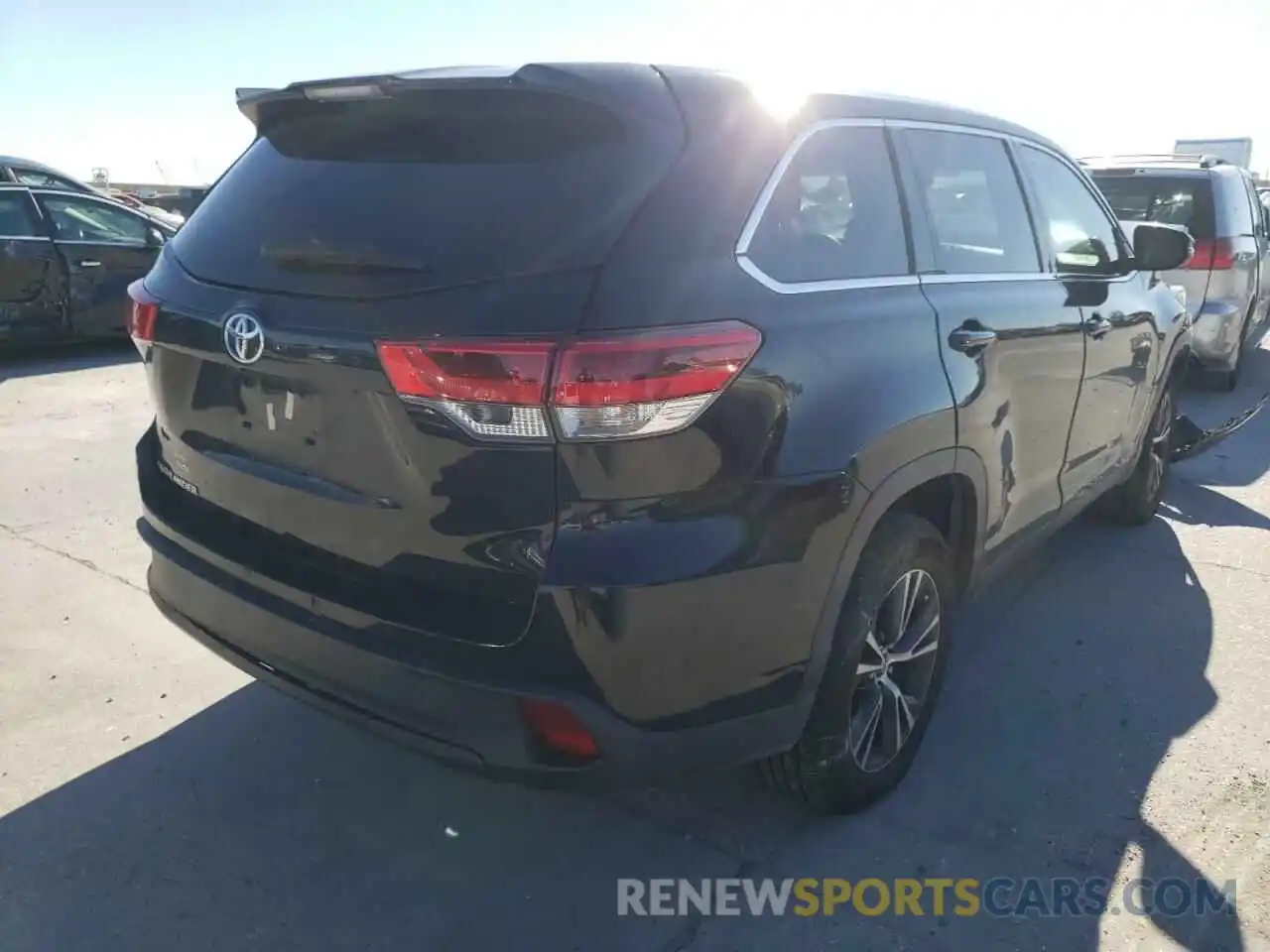 4 Photograph of a damaged car 5TDZARFH6KS045935 TOYOTA HIGHLANDER 2019