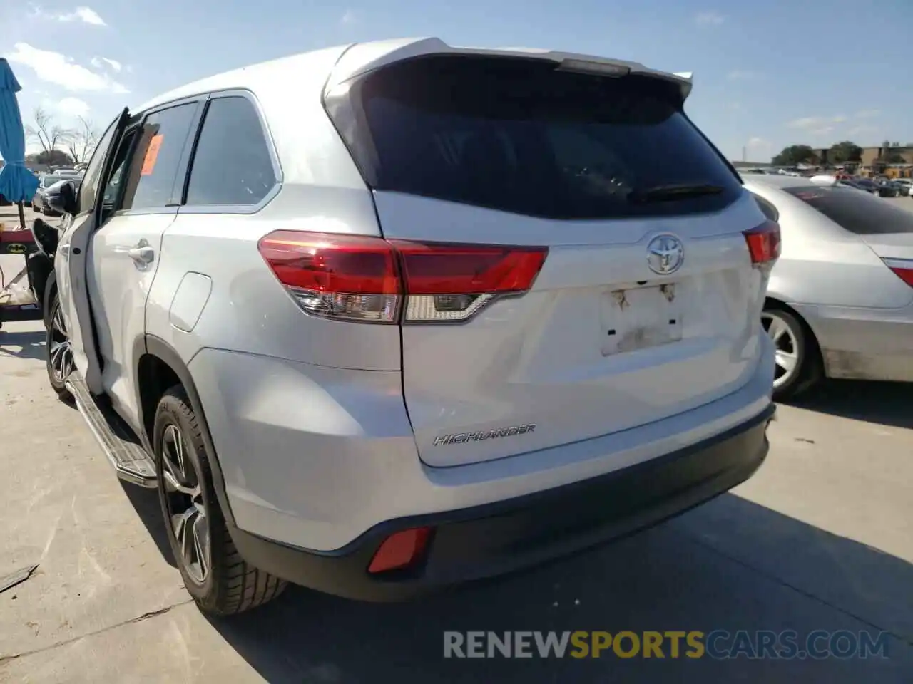 3 Photograph of a damaged car 5TDZARFH6KS046132 TOYOTA HIGHLANDER 2019