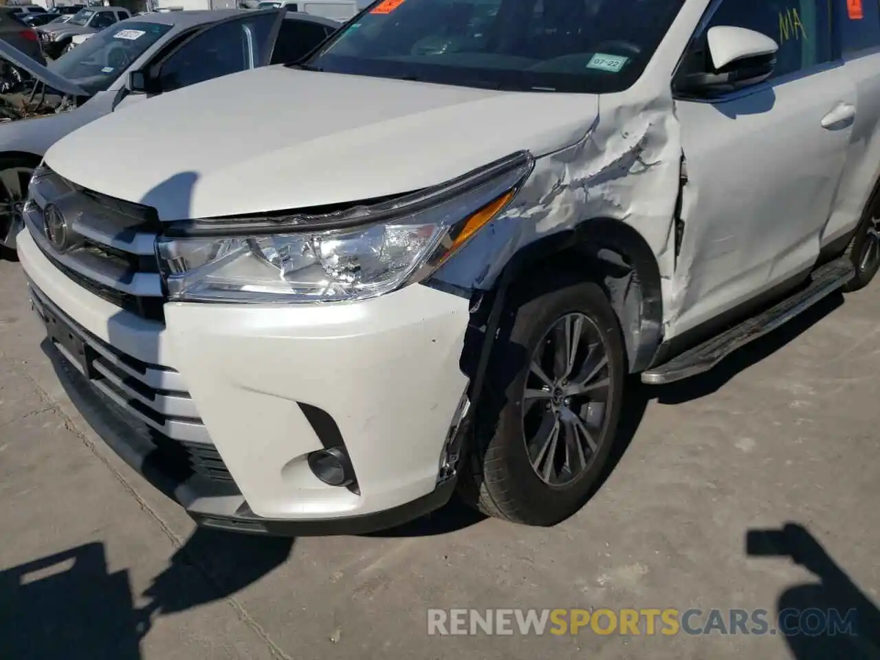 9 Photograph of a damaged car 5TDZARFH6KS046132 TOYOTA HIGHLANDER 2019