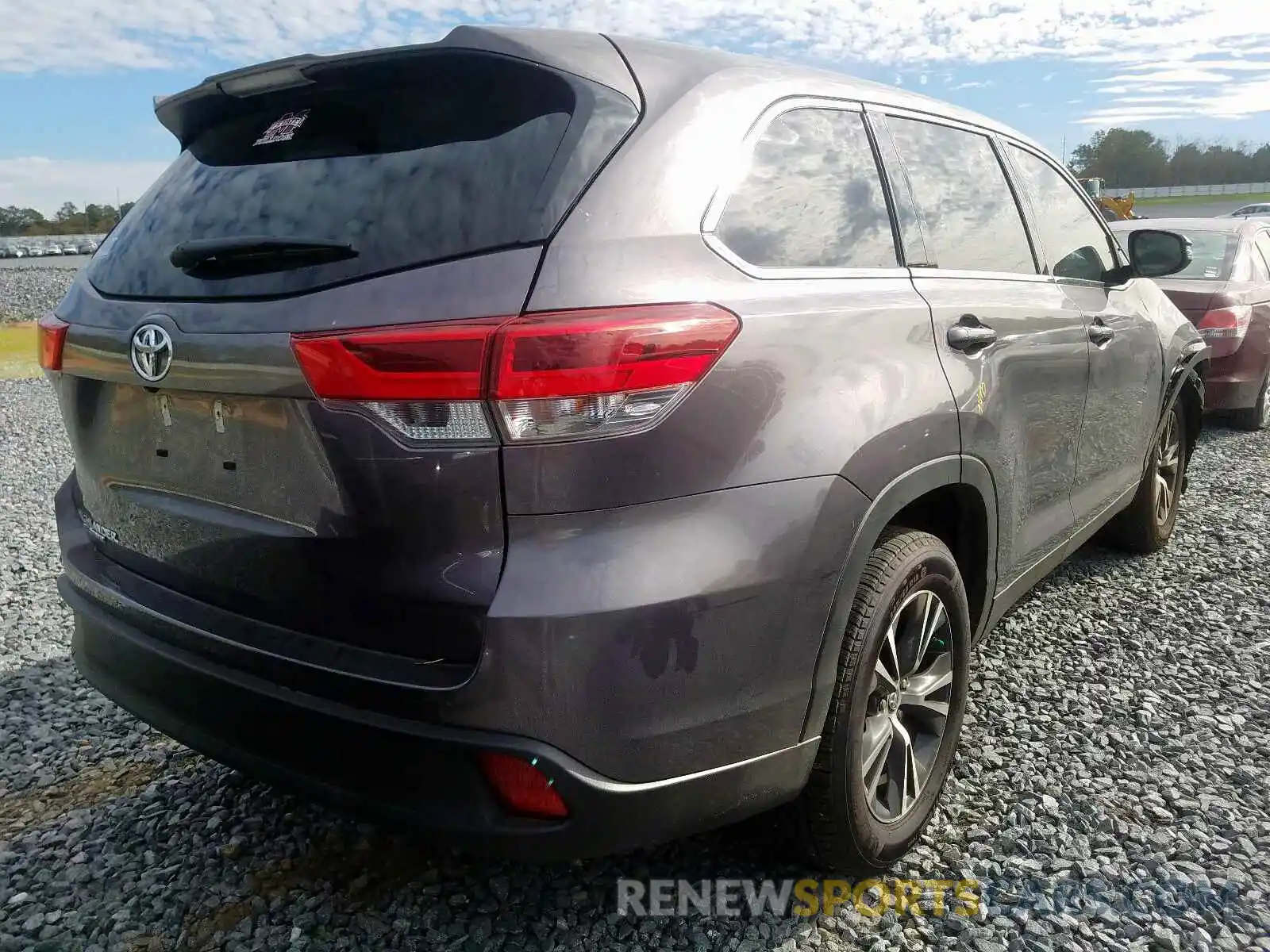 4 Photograph of a damaged car 5TDZARFH6KS046373 TOYOTA HIGHLANDER 2019