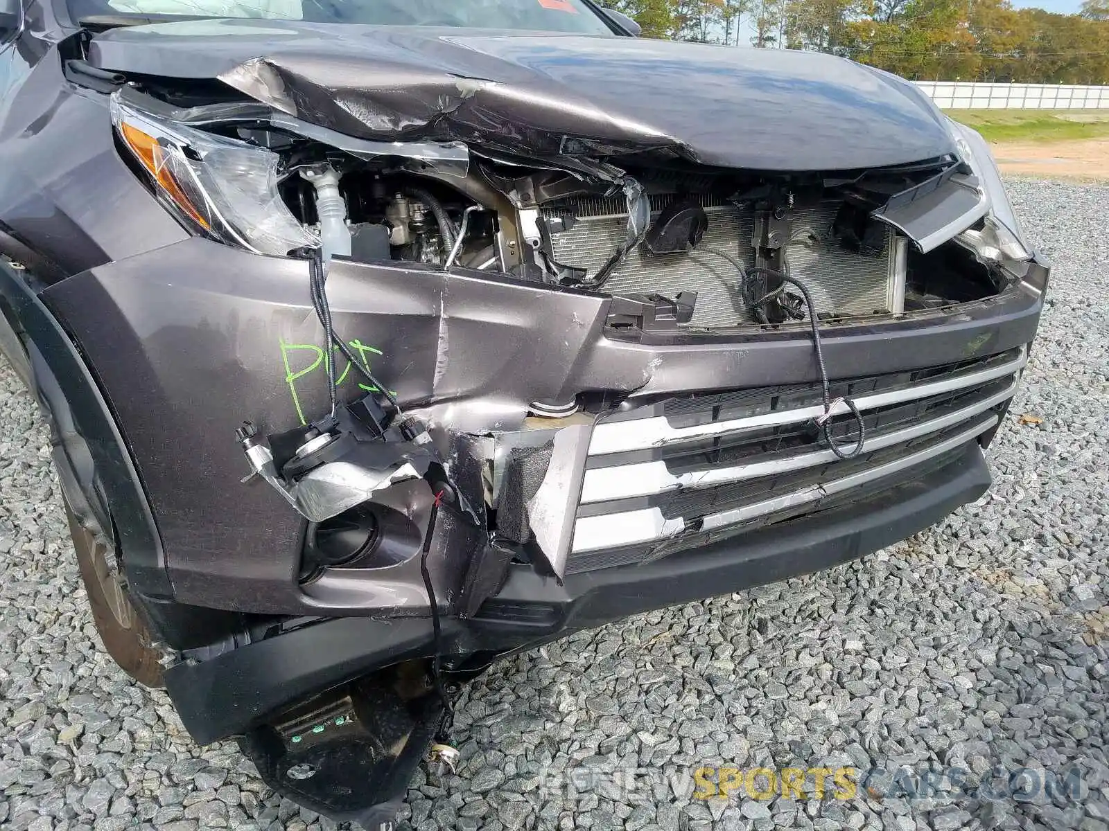 9 Photograph of a damaged car 5TDZARFH6KS046373 TOYOTA HIGHLANDER 2019