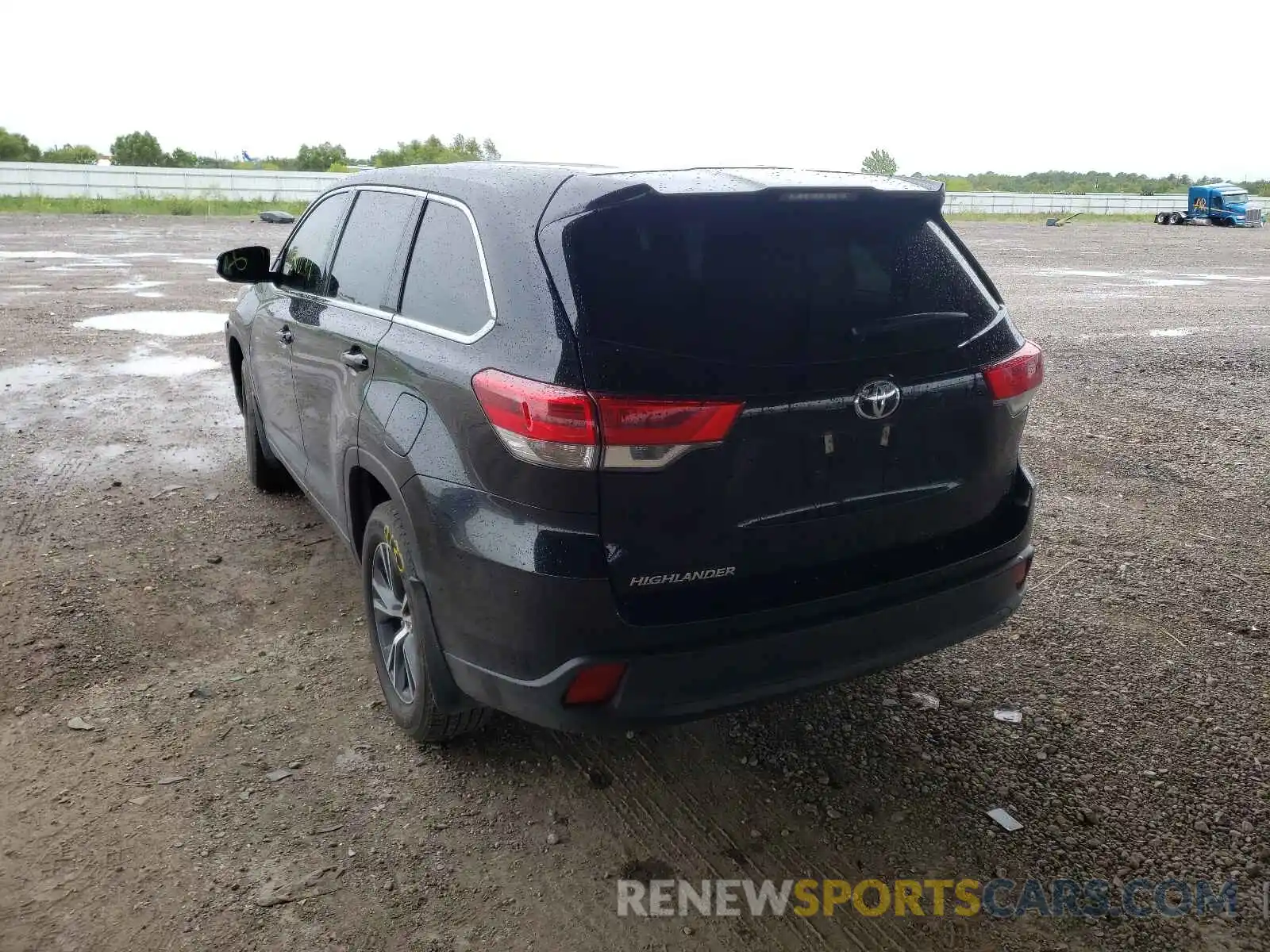 3 Photograph of a damaged car 5TDZARFH6KS047782 TOYOTA HIGHLANDER 2019