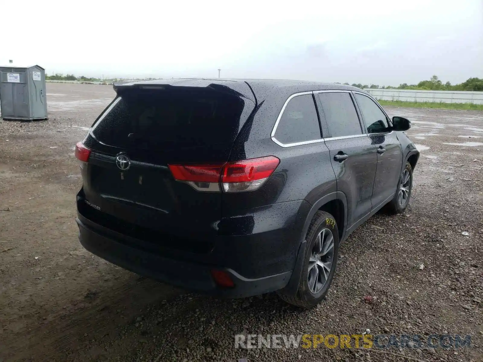 4 Photograph of a damaged car 5TDZARFH6KS047782 TOYOTA HIGHLANDER 2019