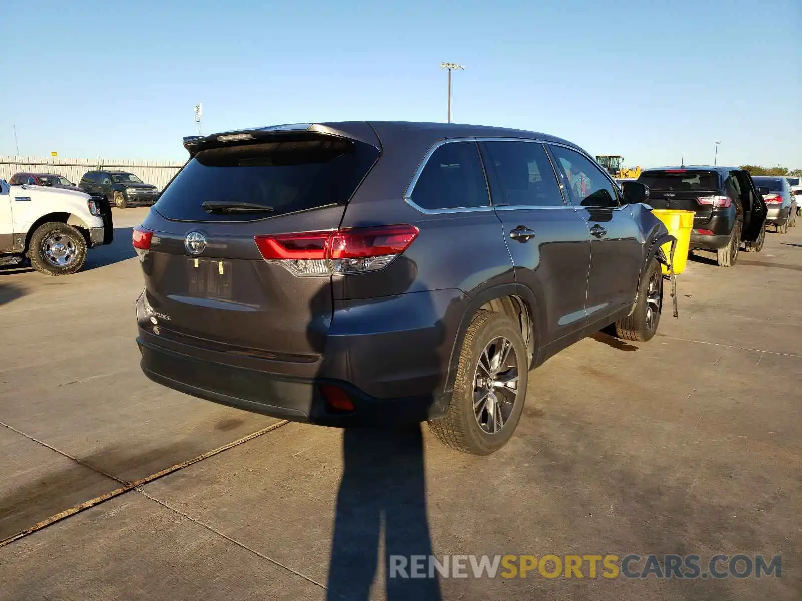 4 Photograph of a damaged car 5TDZARFH6KS047846 TOYOTA HIGHLANDER 2019