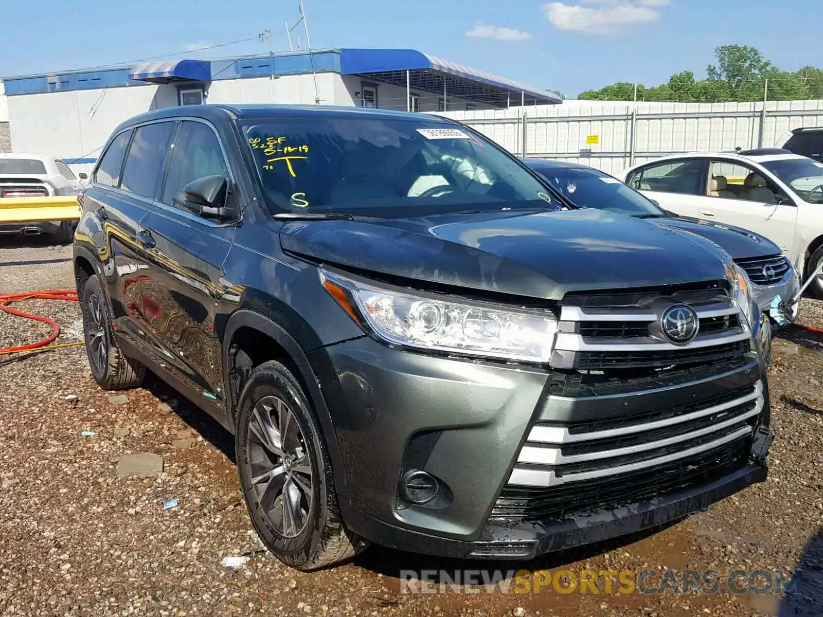 1 Photograph of a damaged car 5TDZARFH6KS048169 TOYOTA HIGHLANDER 2019