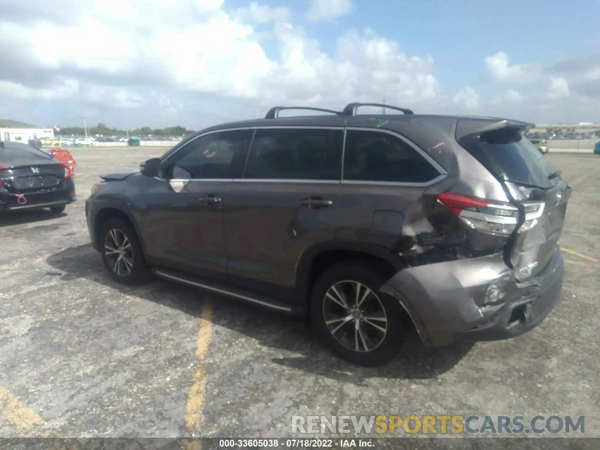 3 Photograph of a damaged car 5TDZARFH6KS048401 TOYOTA HIGHLANDER 2019