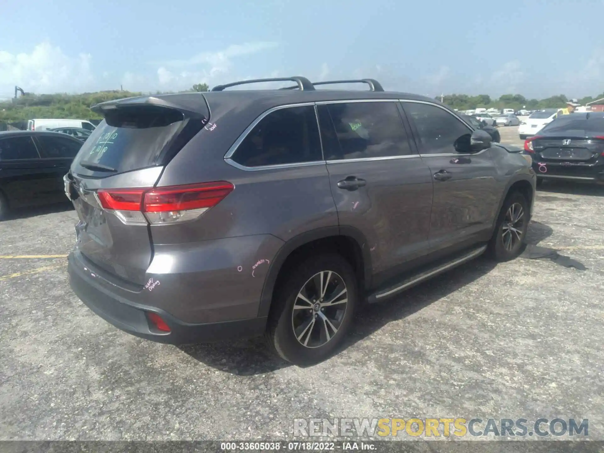 4 Photograph of a damaged car 5TDZARFH6KS048401 TOYOTA HIGHLANDER 2019