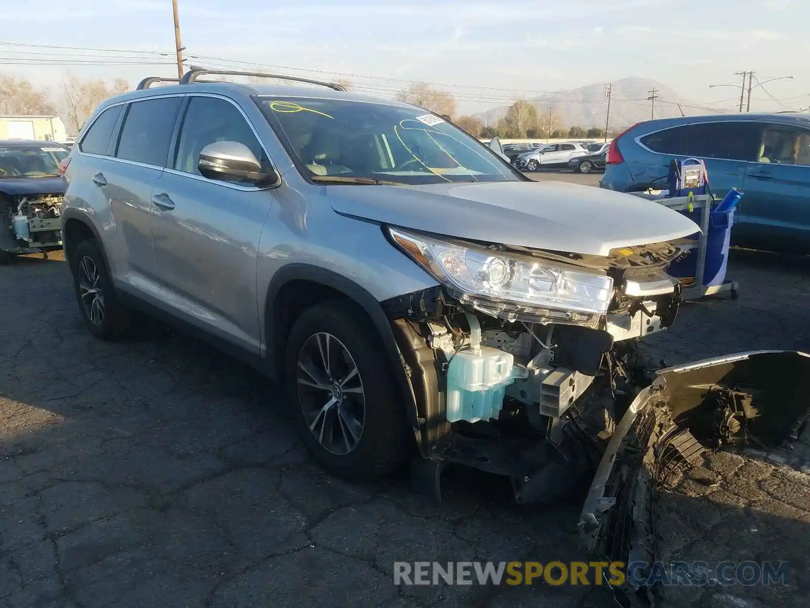 1 Photograph of a damaged car 5TDZARFH6KS049077 TOYOTA HIGHLANDER 2019