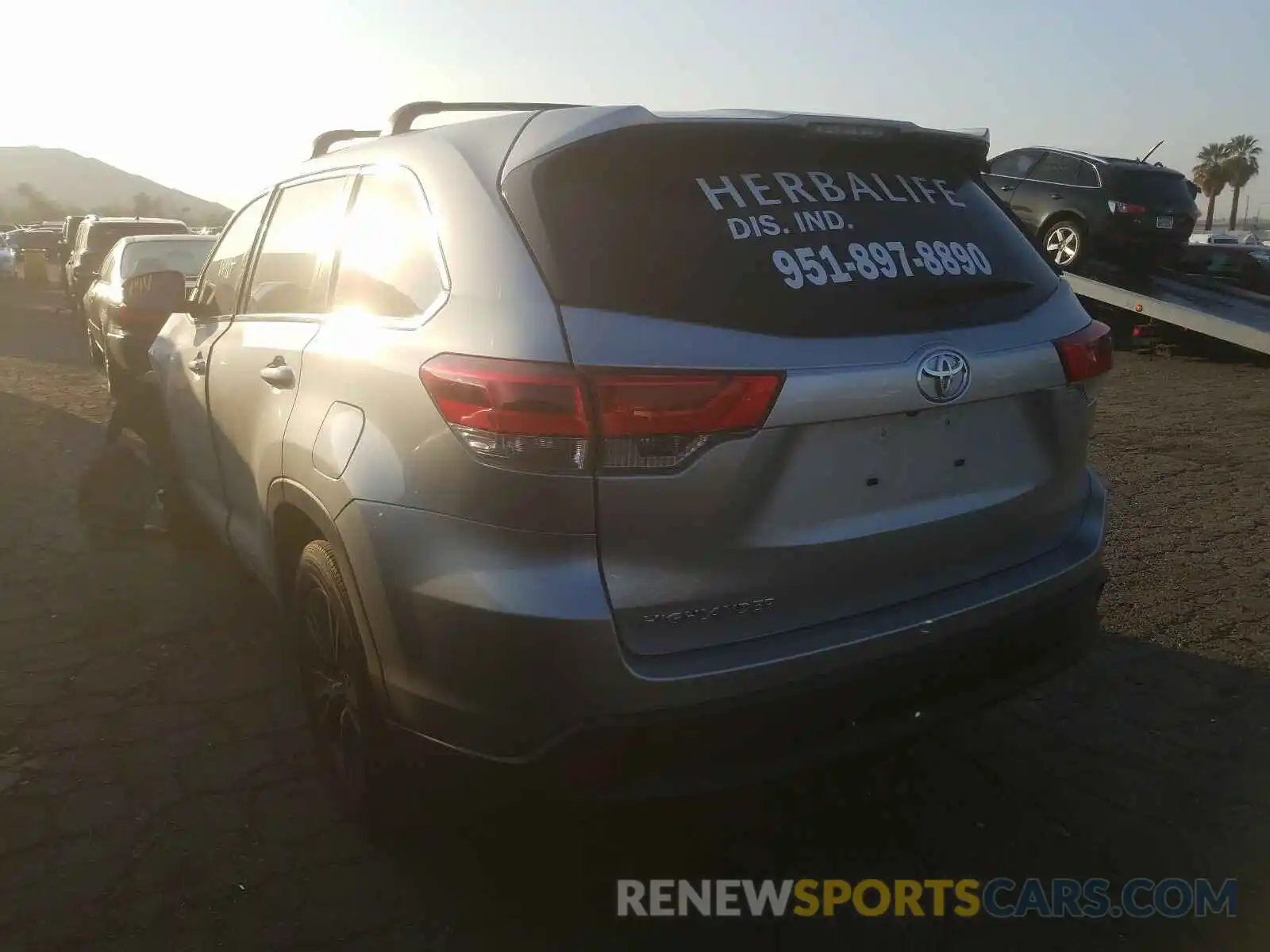 3 Photograph of a damaged car 5TDZARFH6KS049077 TOYOTA HIGHLANDER 2019