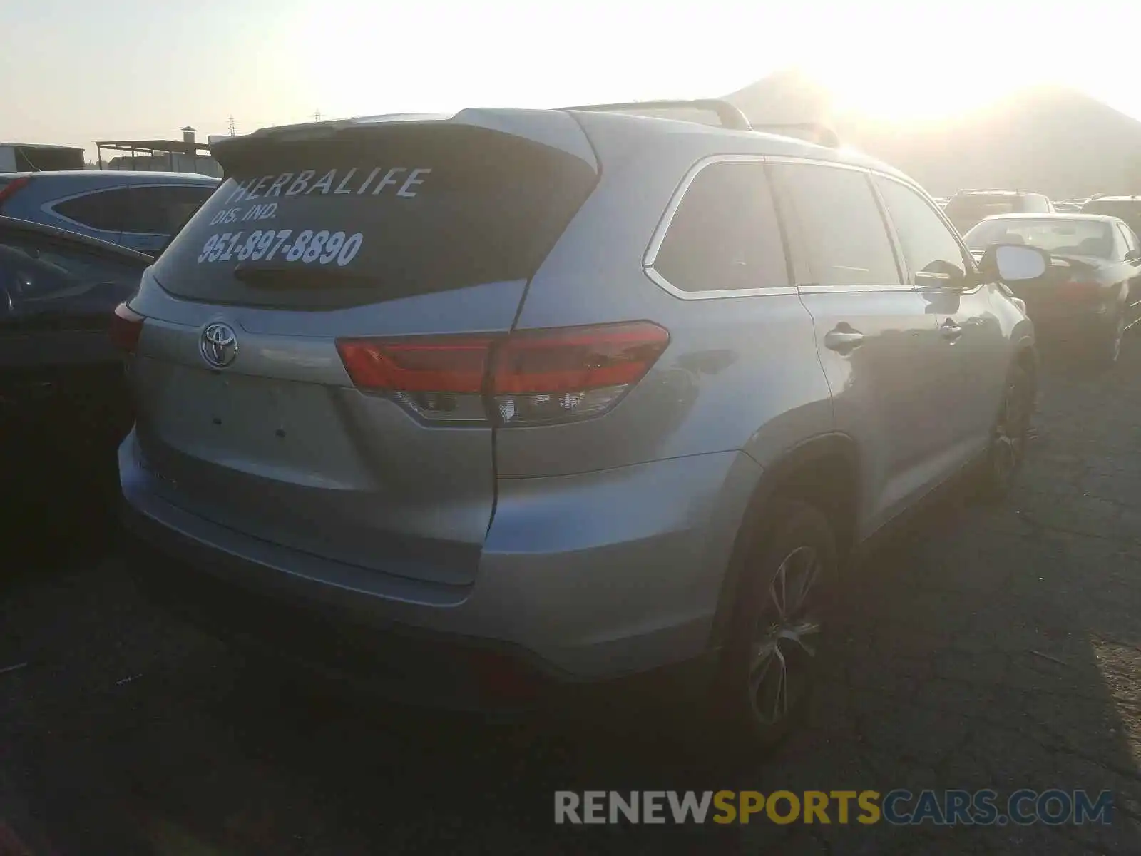 4 Photograph of a damaged car 5TDZARFH6KS049077 TOYOTA HIGHLANDER 2019