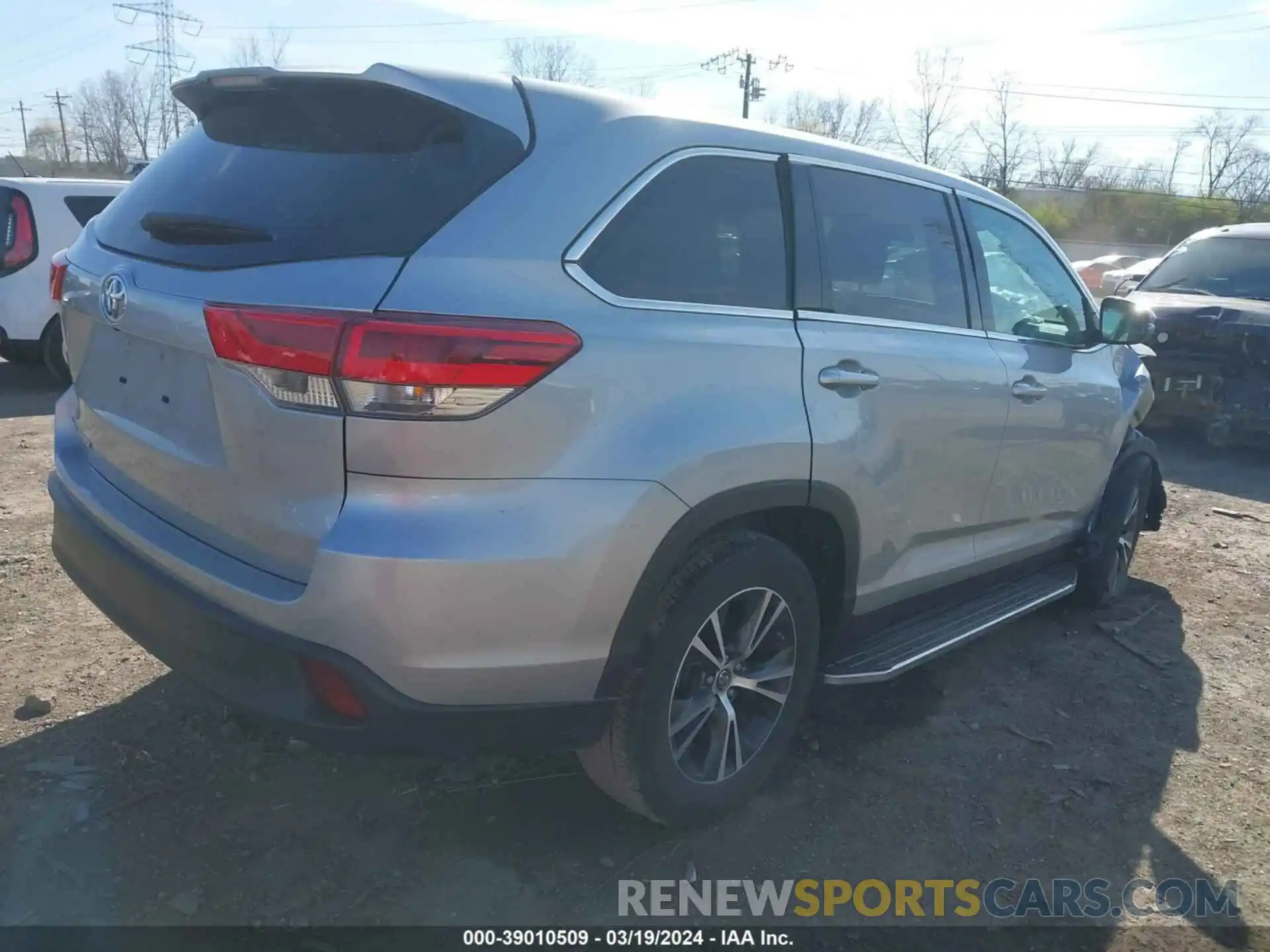 4 Photograph of a damaged car 5TDZARFH6KS049970 TOYOTA HIGHLANDER 2019