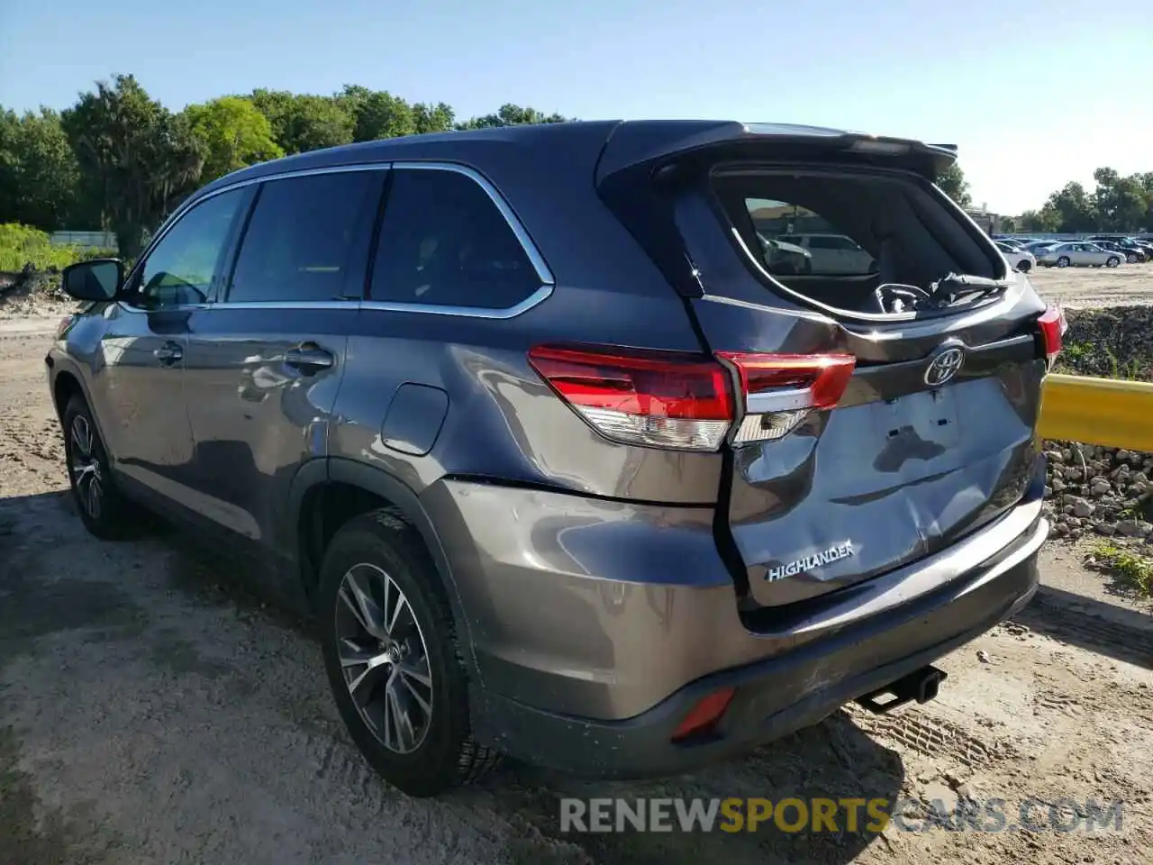 3 Photograph of a damaged car 5TDZARFH6KS050469 TOYOTA HIGHLANDER 2019