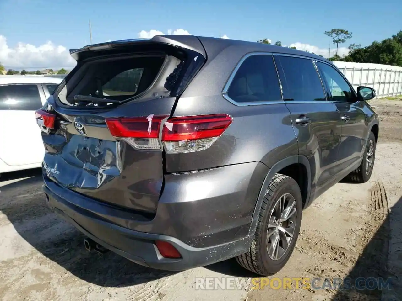 4 Photograph of a damaged car 5TDZARFH6KS050469 TOYOTA HIGHLANDER 2019