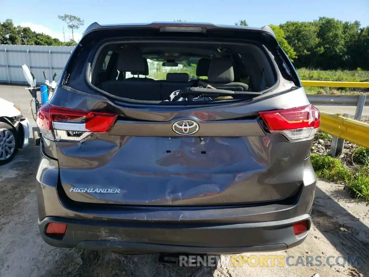 9 Photograph of a damaged car 5TDZARFH6KS050469 TOYOTA HIGHLANDER 2019