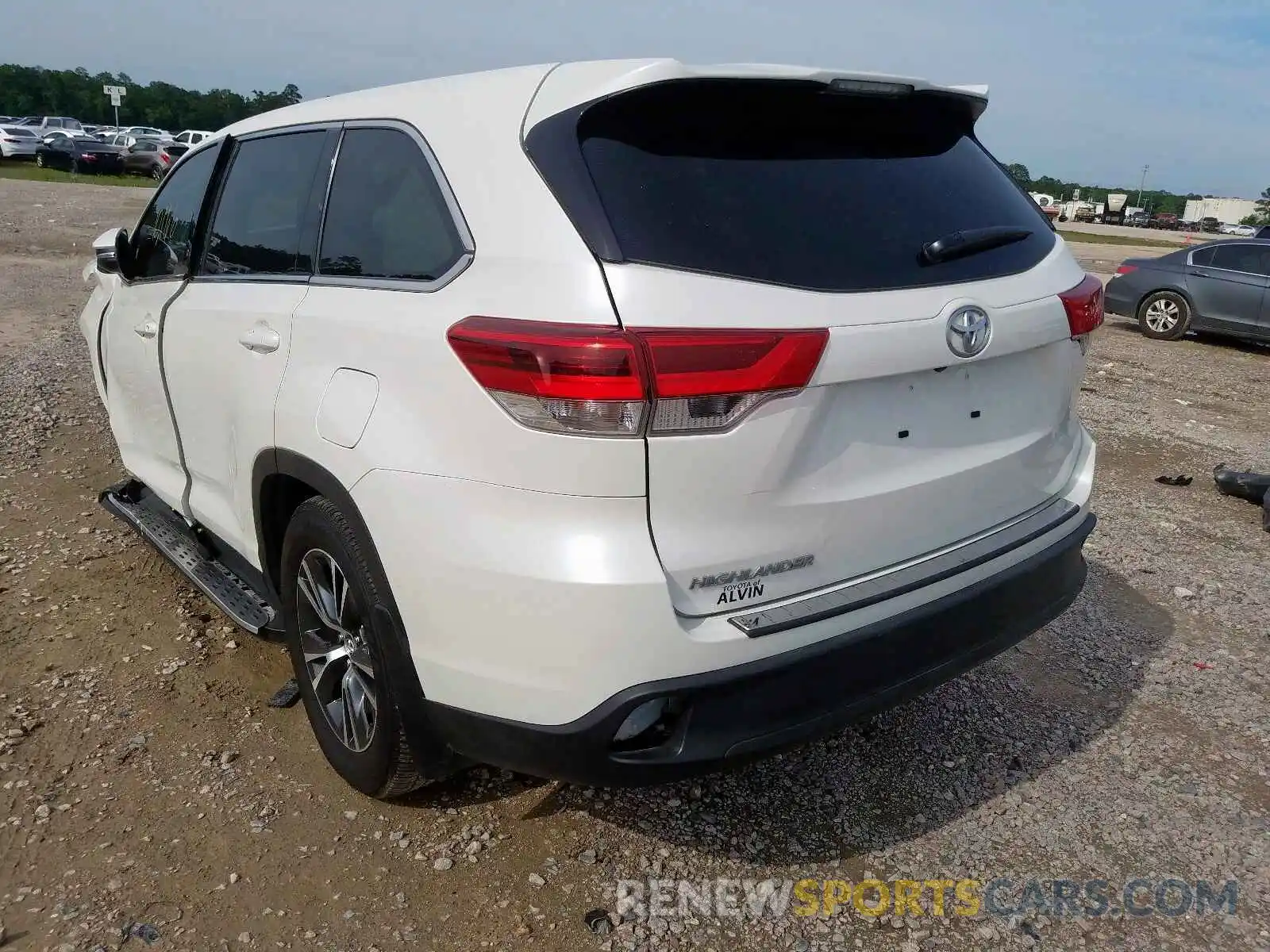 3 Photograph of a damaged car 5TDZARFH6KS052190 TOYOTA HIGHLANDER 2019