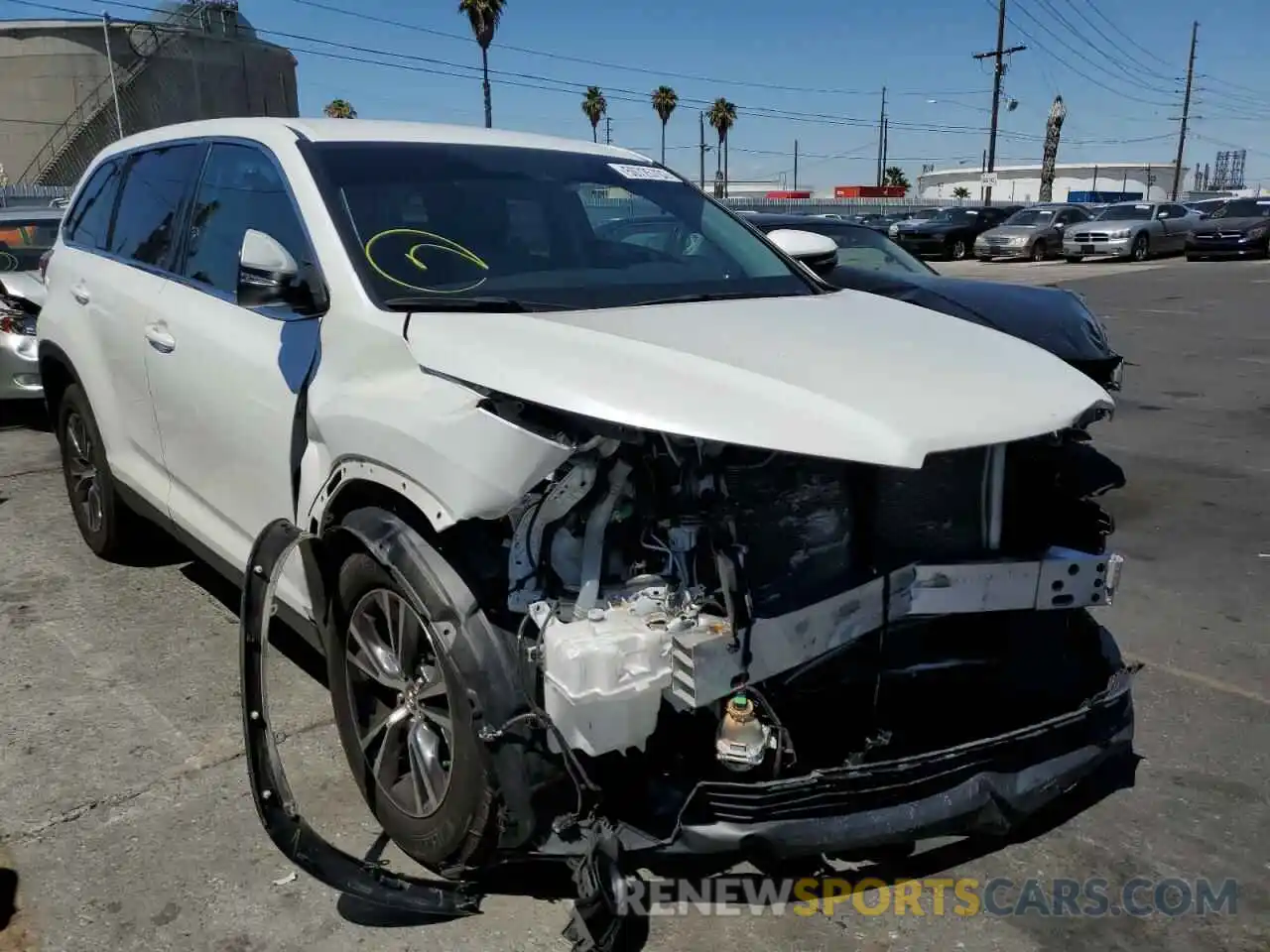 1 Photograph of a damaged car 5TDZARFH6KS052741 TOYOTA HIGHLANDER 2019