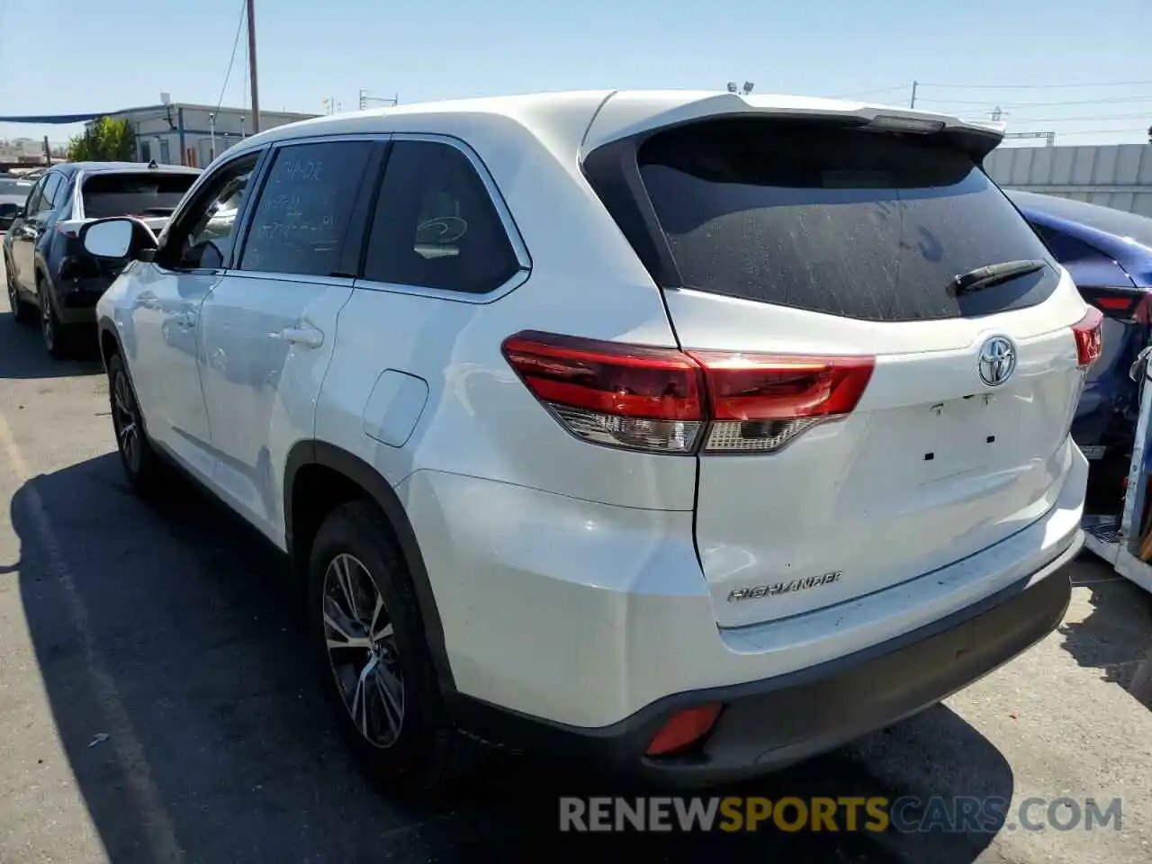 3 Photograph of a damaged car 5TDZARFH6KS052741 TOYOTA HIGHLANDER 2019