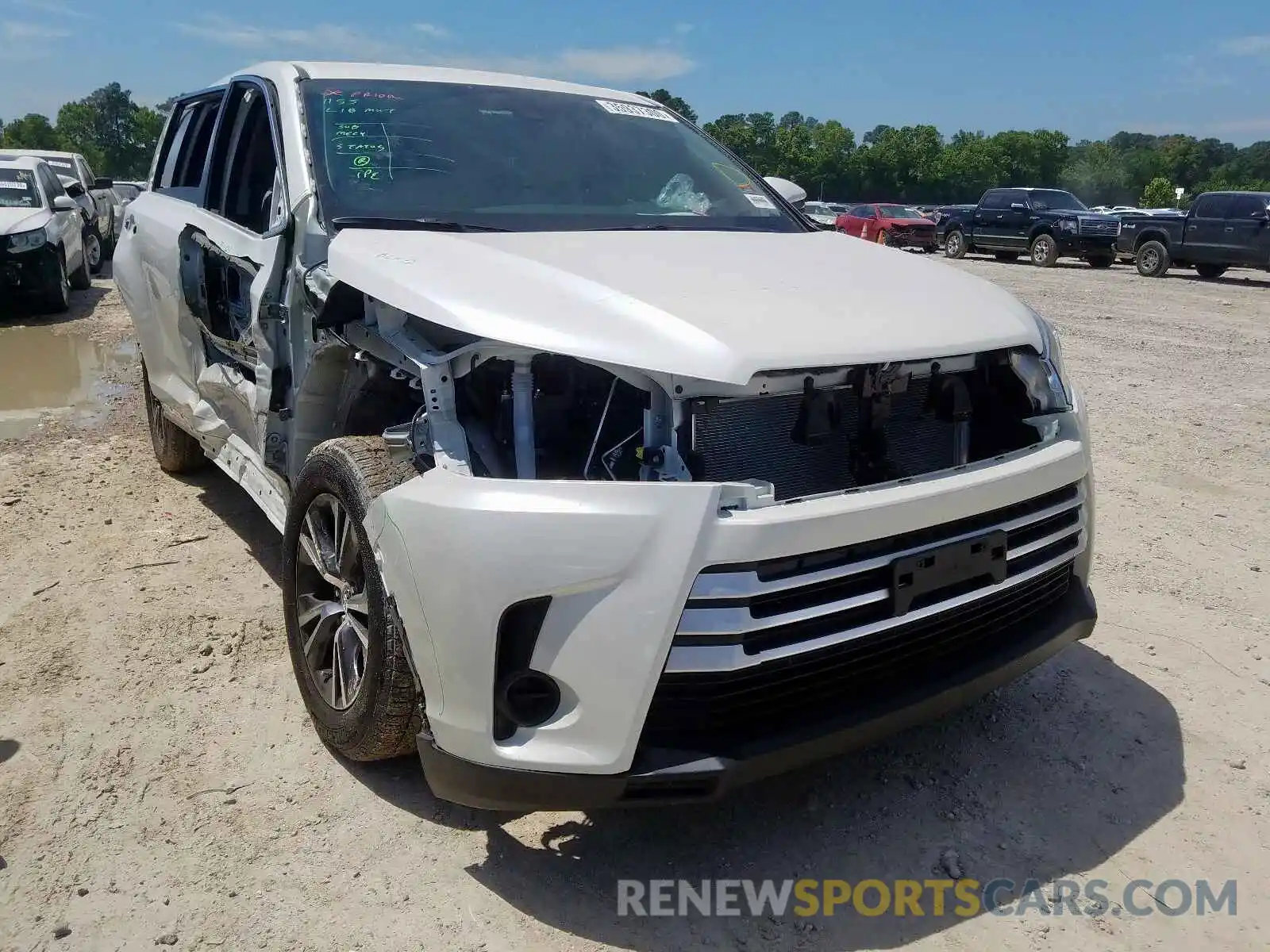 1 Photograph of a damaged car 5TDZARFH6KS053713 TOYOTA HIGHLANDER 2019