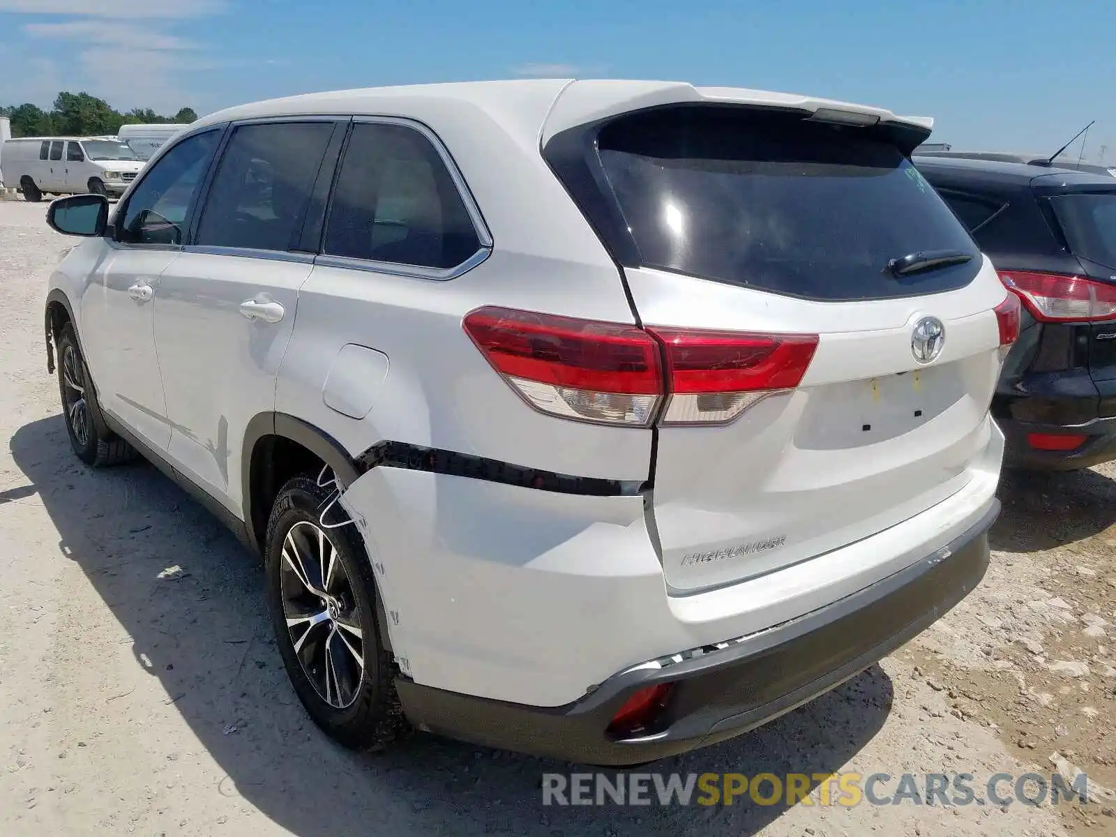 3 Photograph of a damaged car 5TDZARFH6KS053713 TOYOTA HIGHLANDER 2019