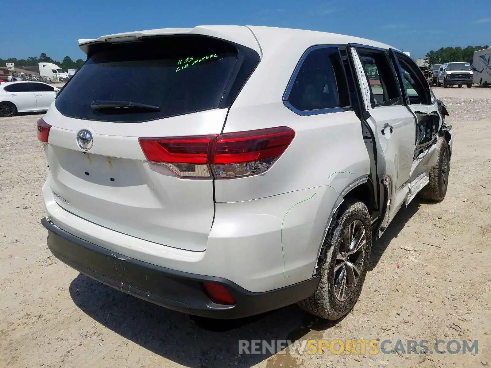 4 Photograph of a damaged car 5TDZARFH6KS053713 TOYOTA HIGHLANDER 2019