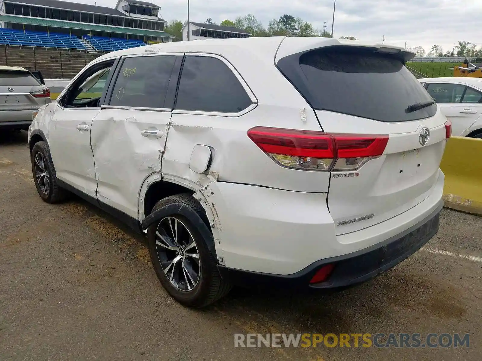 3 Photograph of a damaged car 5TDZARFH6KS053744 TOYOTA HIGHLANDER 2019