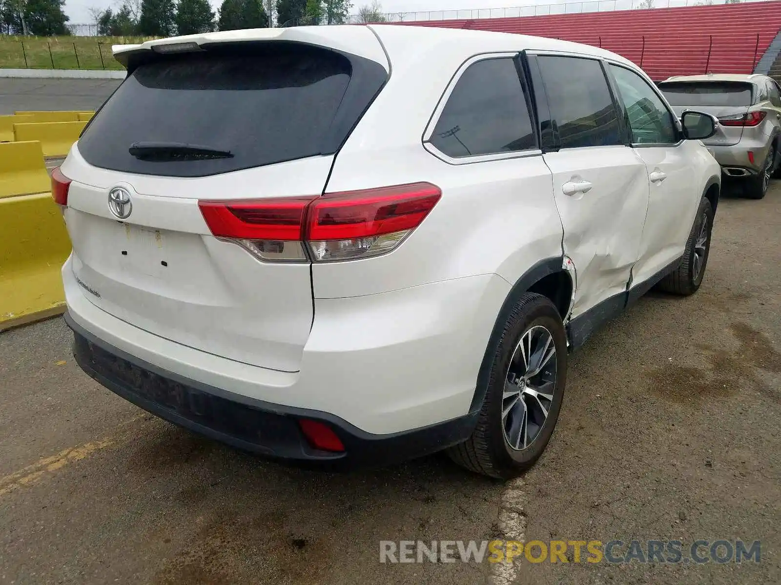 4 Photograph of a damaged car 5TDZARFH6KS053744 TOYOTA HIGHLANDER 2019