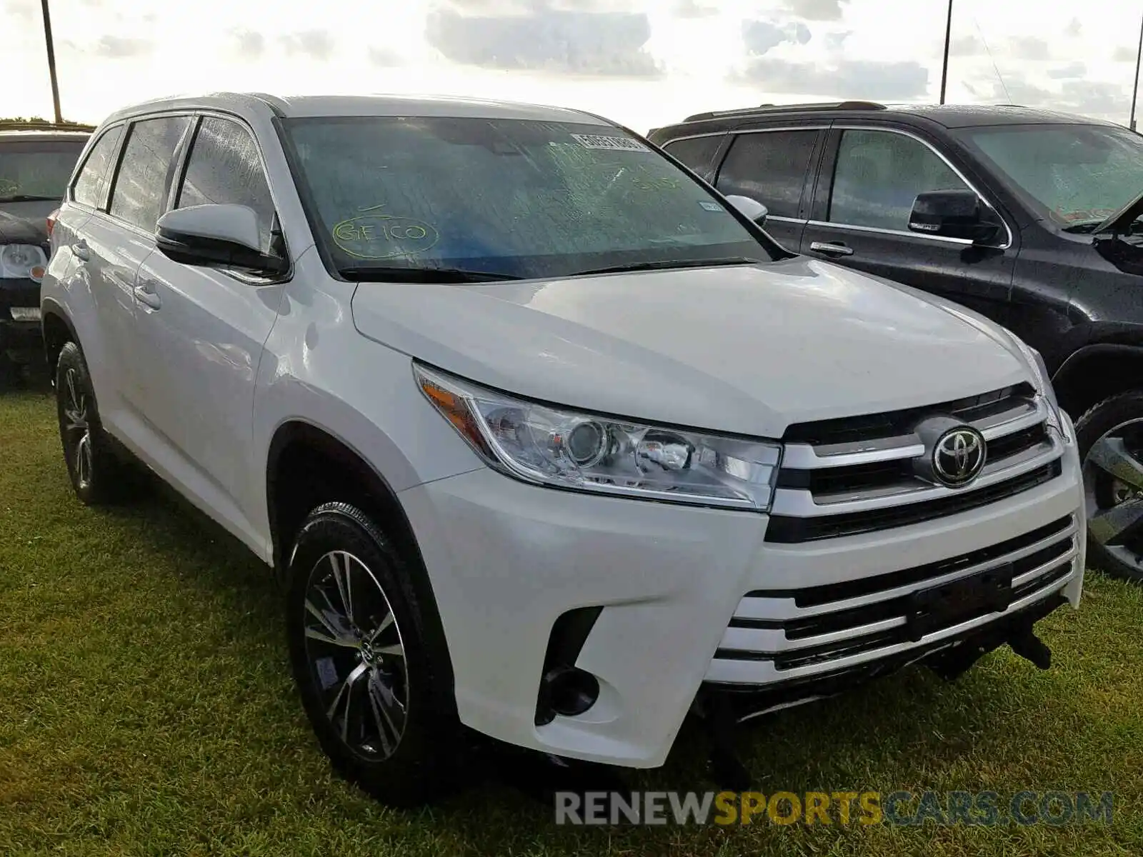 1 Photograph of a damaged car 5TDZARFH6KS054070 TOYOTA HIGHLANDER 2019