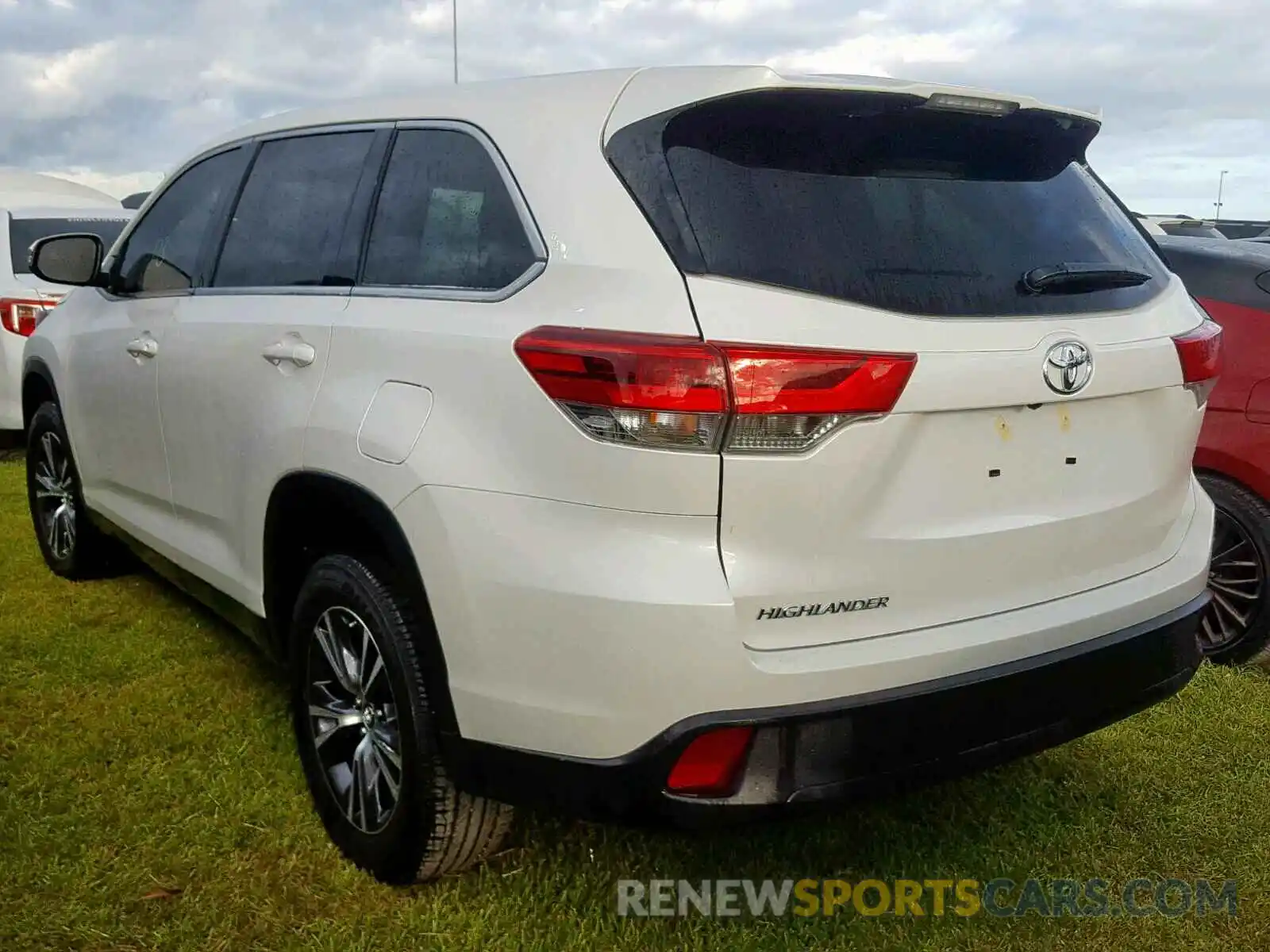 3 Photograph of a damaged car 5TDZARFH6KS054070 TOYOTA HIGHLANDER 2019